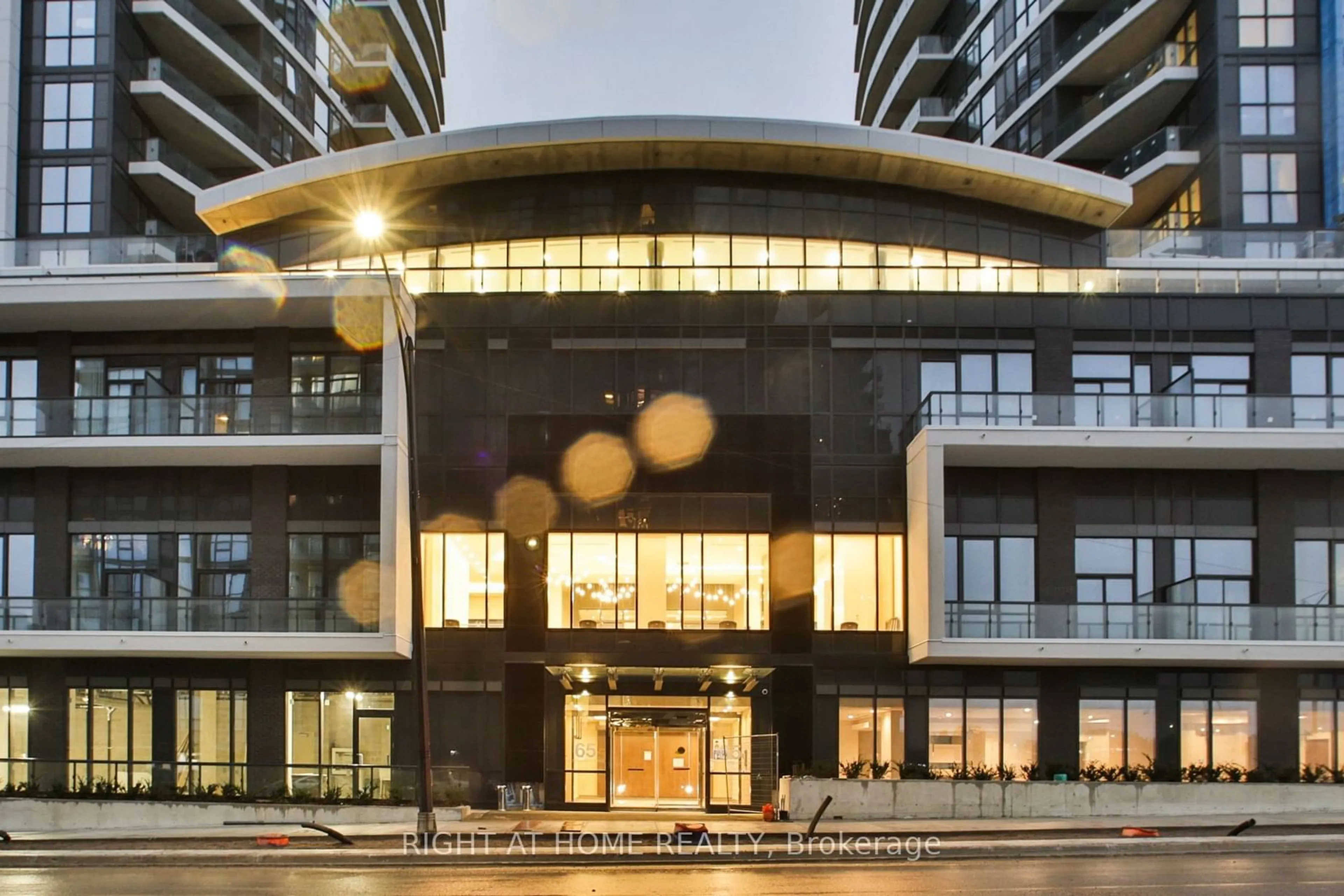 Indoor foyer for 35 Watergarden Dr #417, Mississauga Ontario L5R 0G8