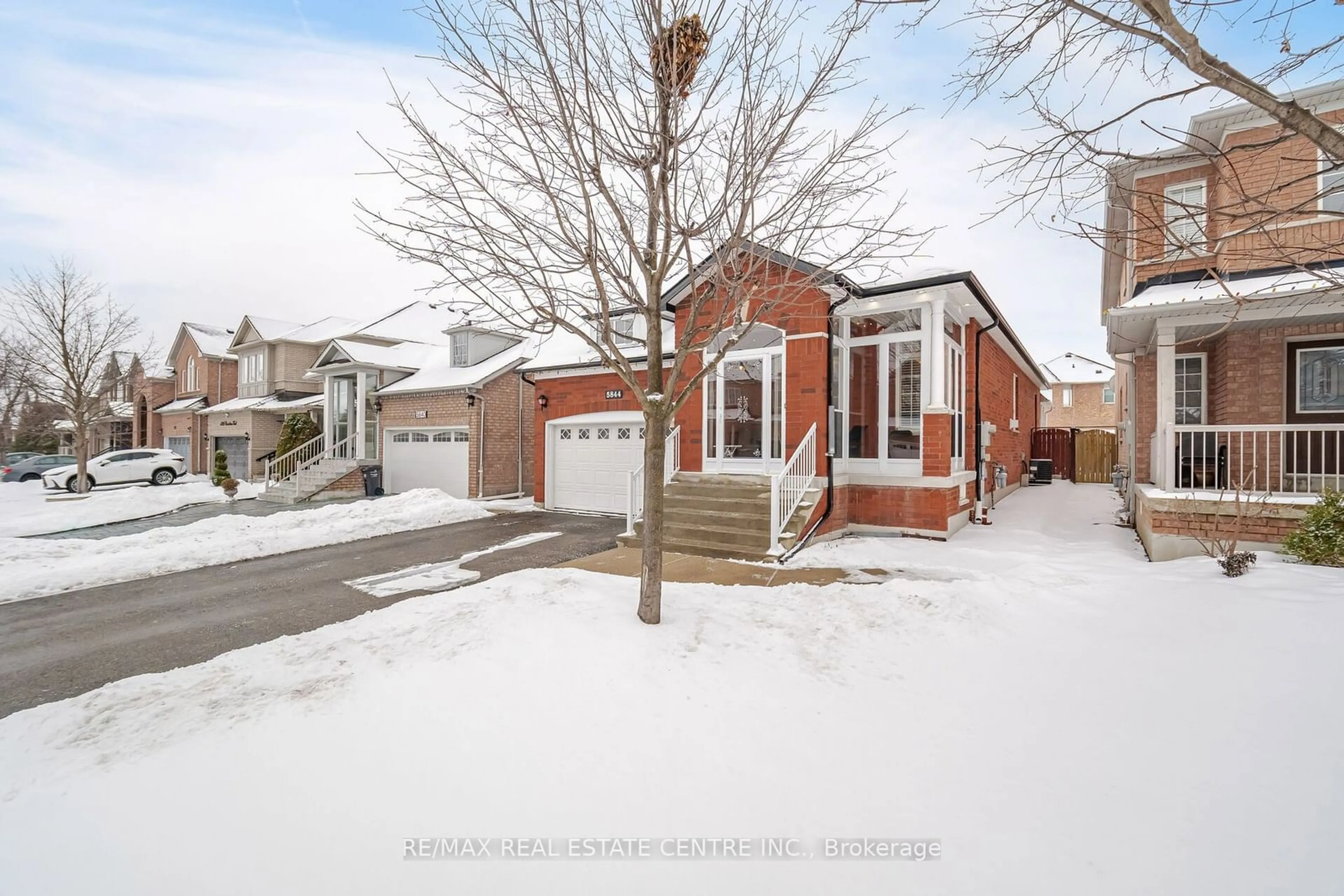 Home with brick exterior material, street for 5844 Corinthian Tr, Mississauga Ontario L5M 6X8