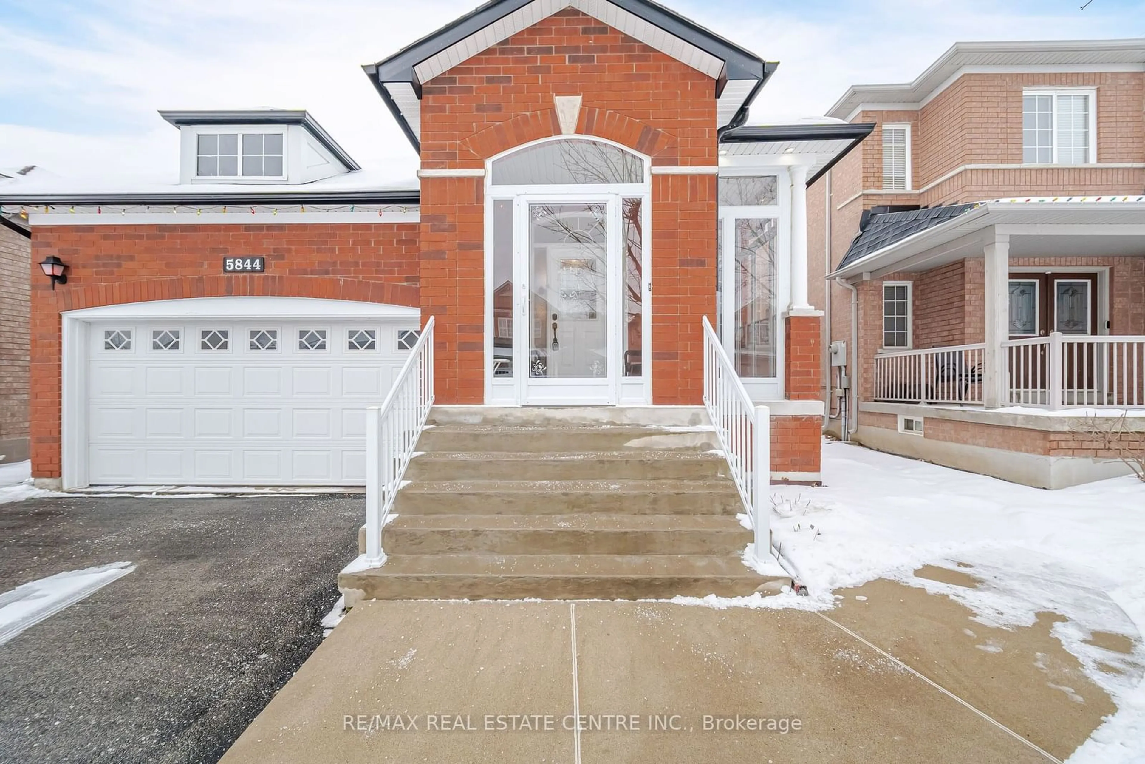 Home with brick exterior material, street for 5844 Corinthian Tr, Mississauga Ontario L5M 6X8