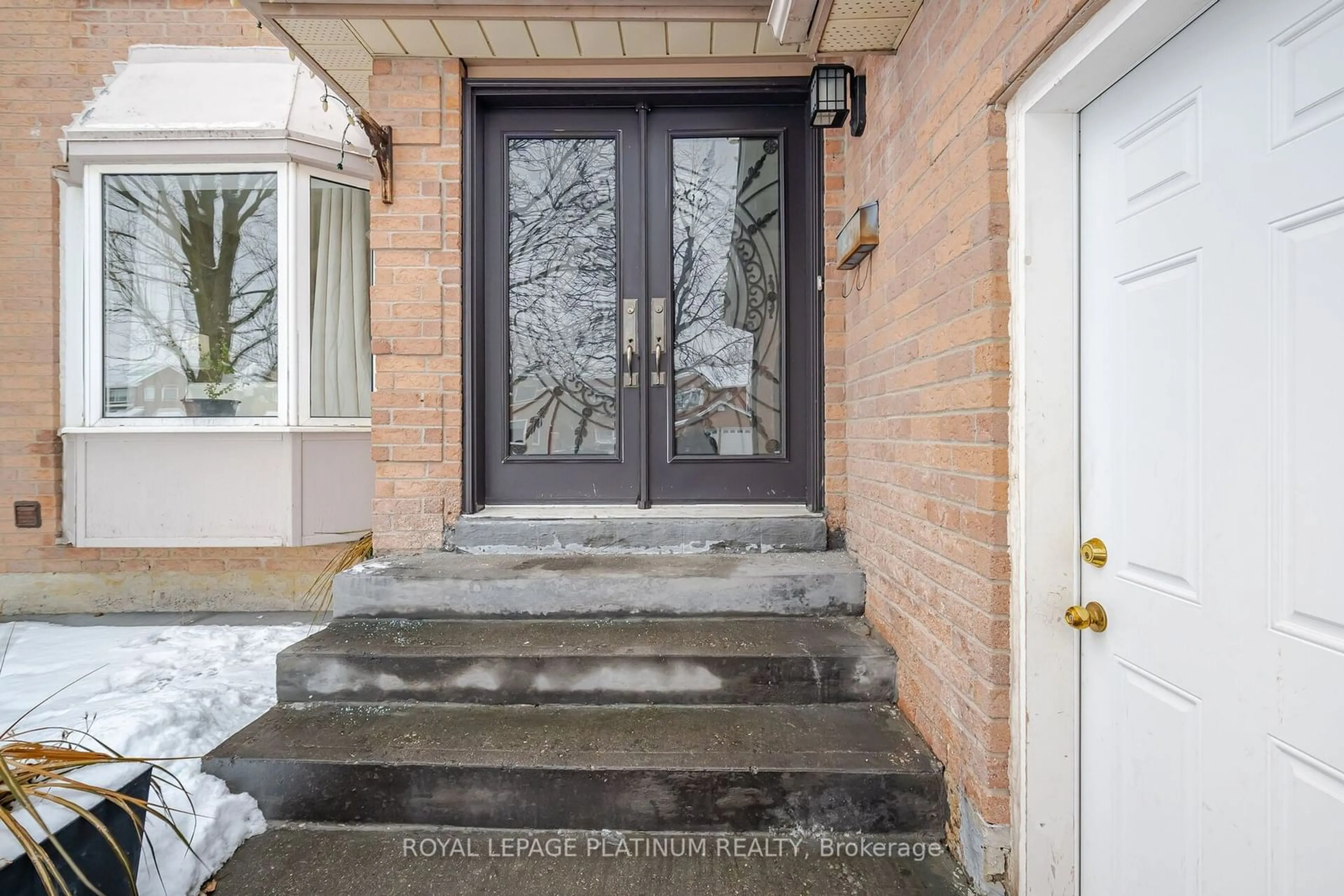 Indoor entryway for 59 Parkside Dr, Brampton Ontario L6Y 3A1