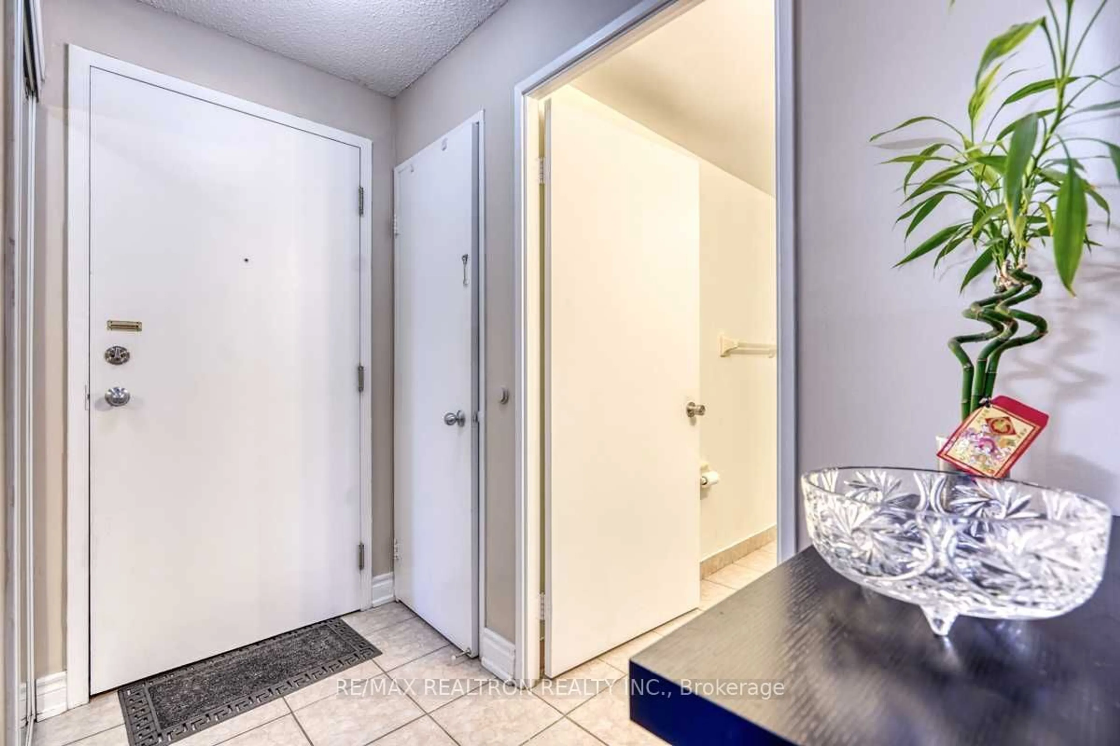 Indoor entryway for 41 Markbrook Lane #204, Toronto Ontario M9V 5E6