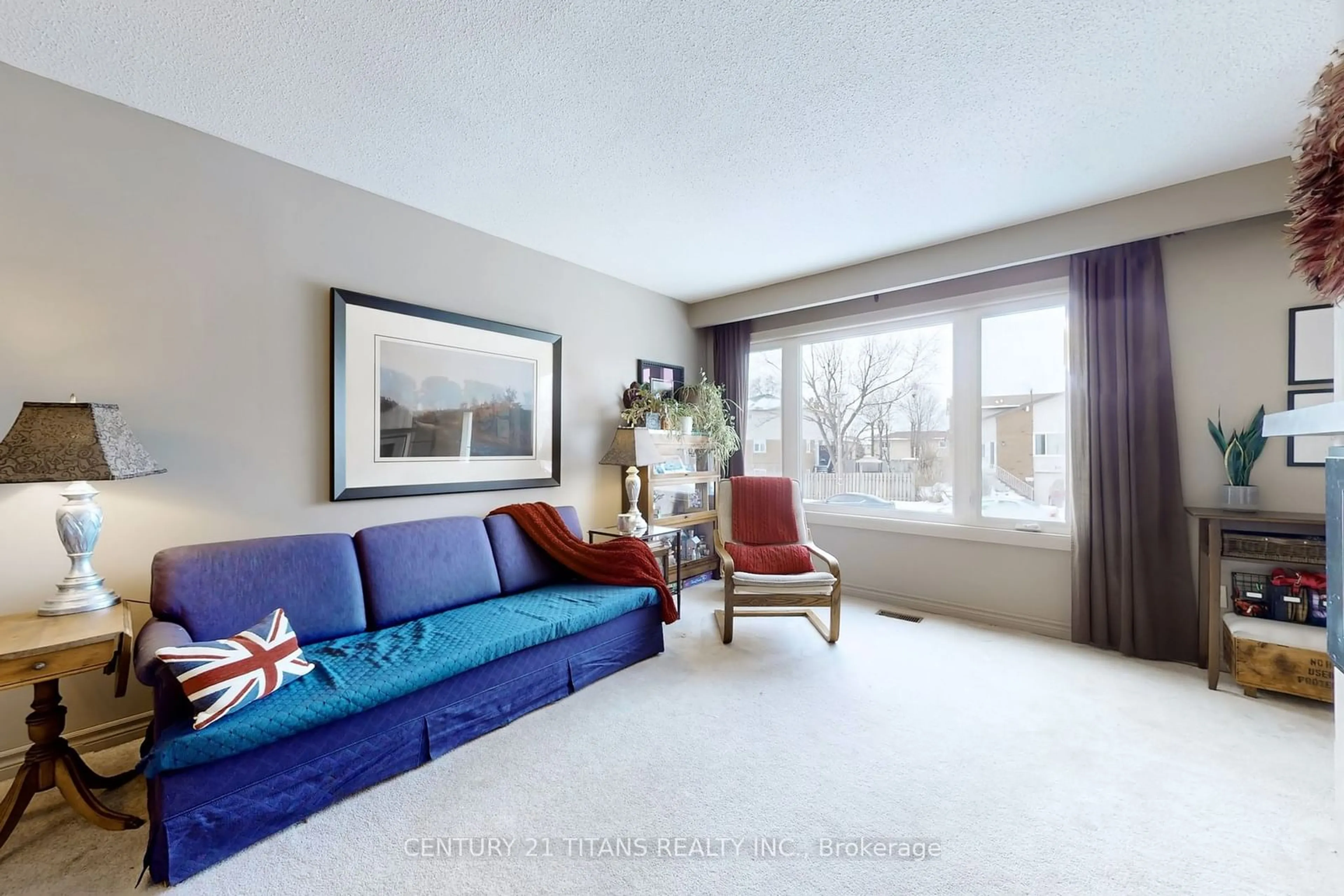 Living room with furniture, carpet floor for 17 Newlyn Cres, Brampton Ontario L6V 3A9