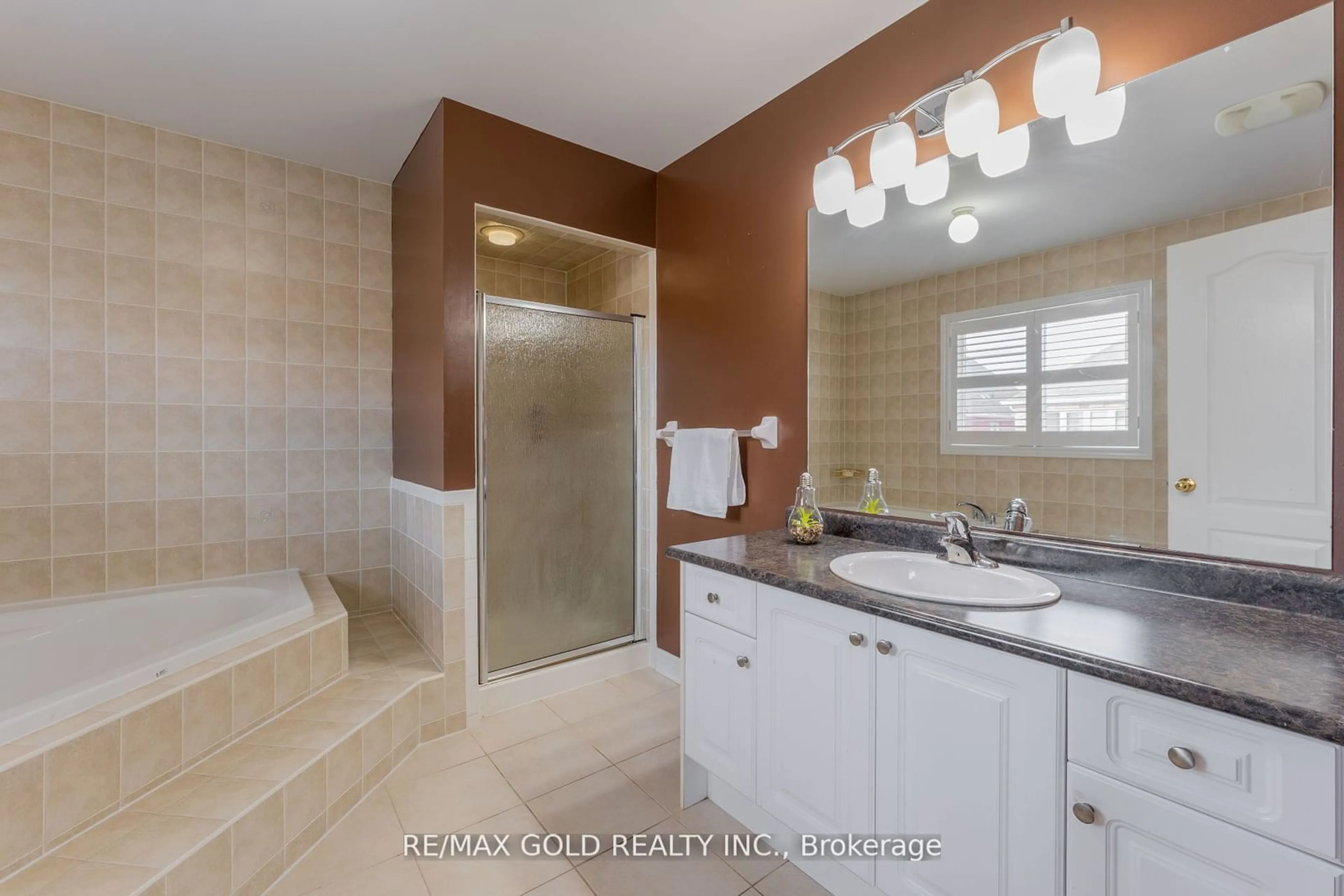 Standard bathroom, ceramic/tile floor for 16 Runnymede Cres, Brampton Ontario L6R 0L3