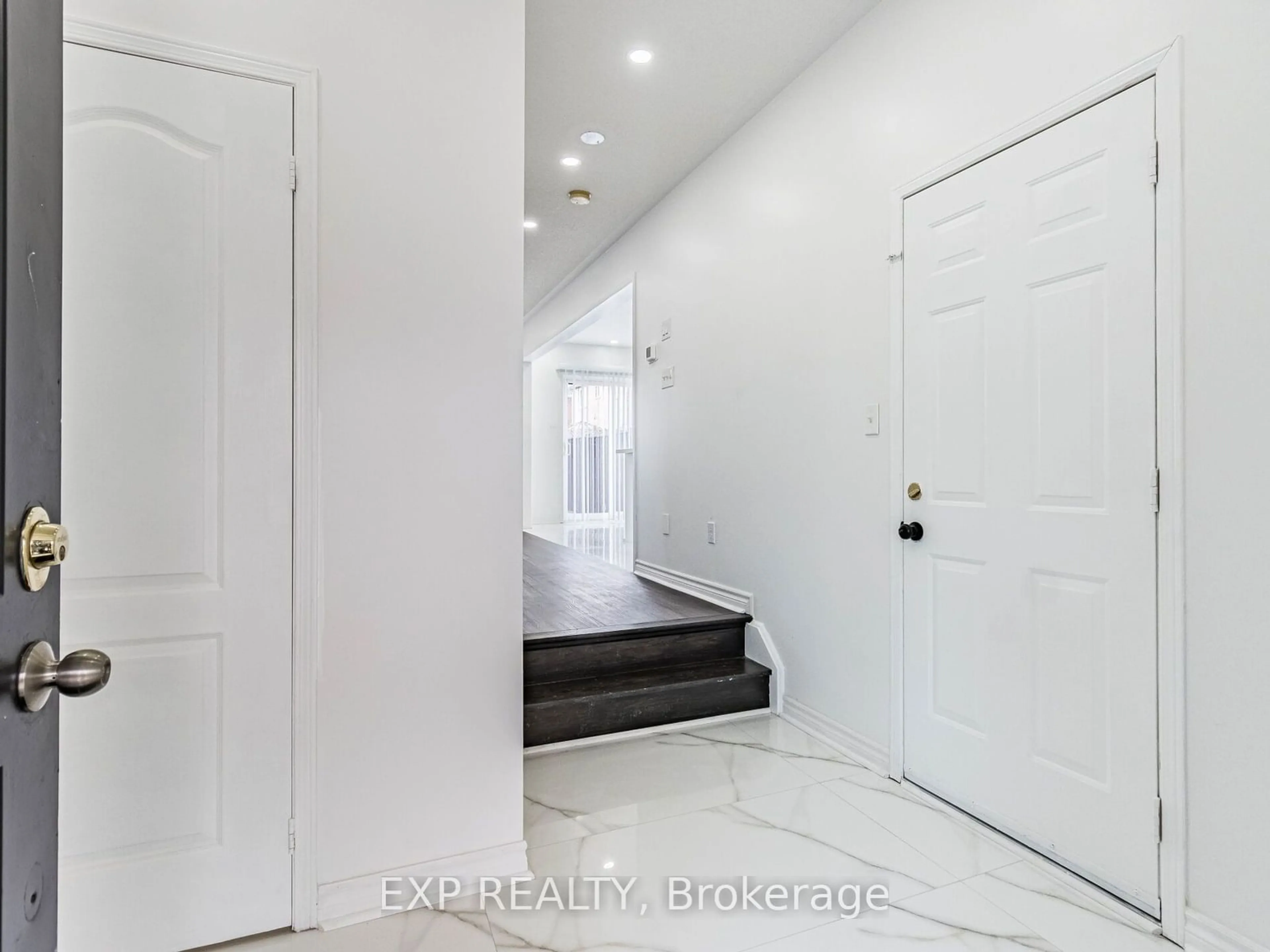 Indoor entryway for 6 Silver Egret Rd, Brampton Ontario L7A 2Z9