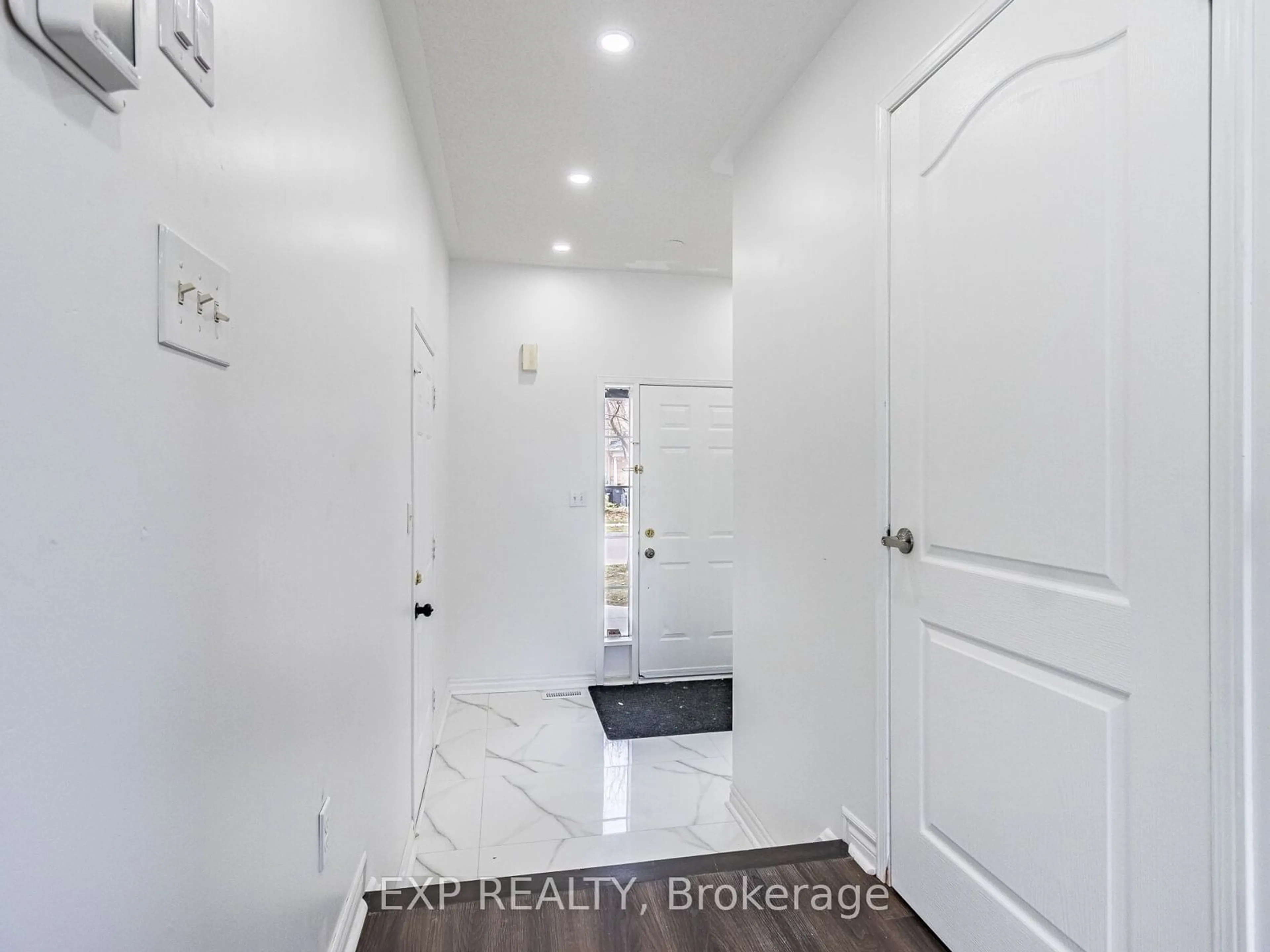 Indoor entryway for 6 Silver Egret Rd, Brampton Ontario L7A 2Z9