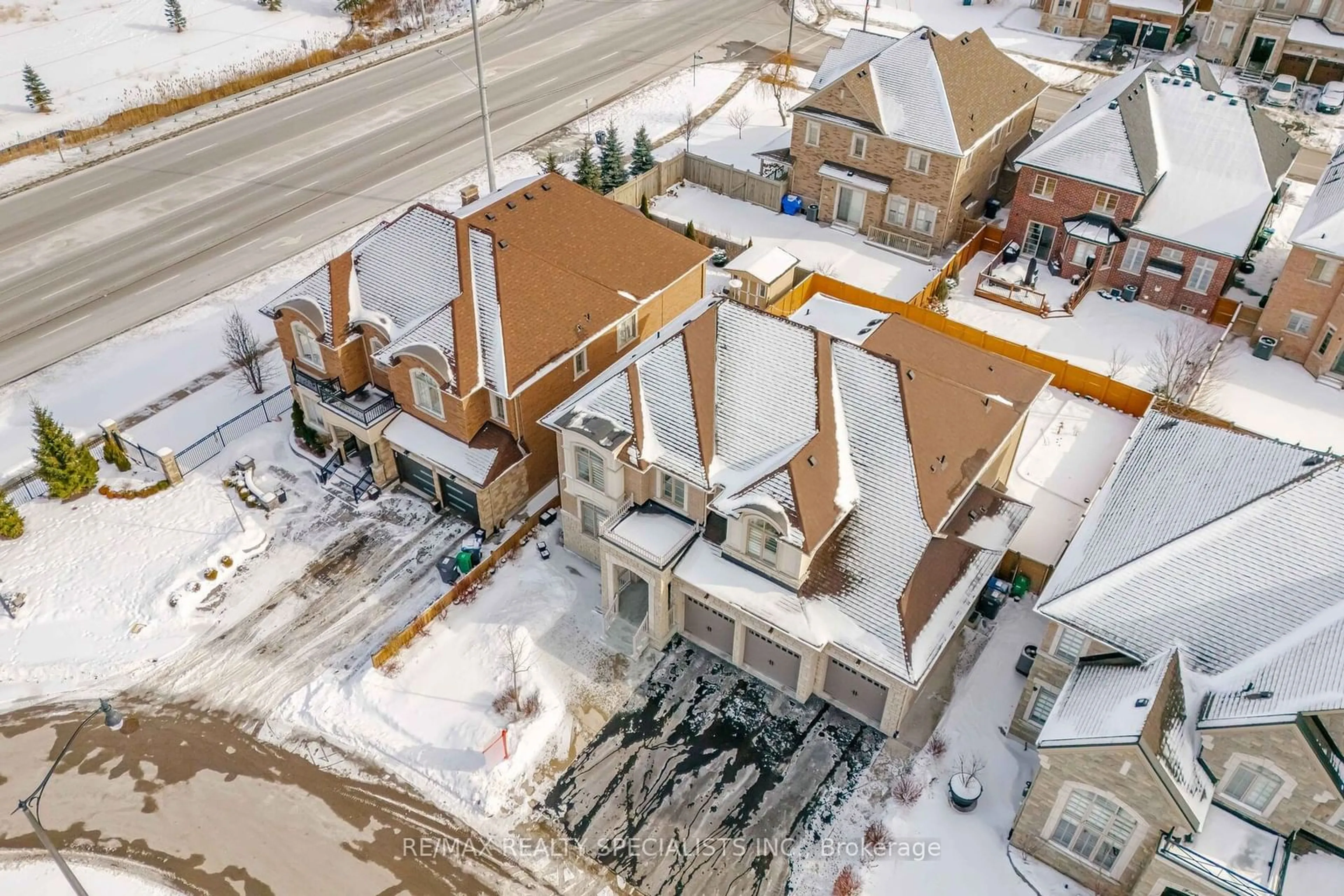 A pic from outside/outdoor area/front of a property/back of a property/a pic from drone, city buildings view from balcony for 42 Balloon Cres, Brampton Ontario L6P 4B8