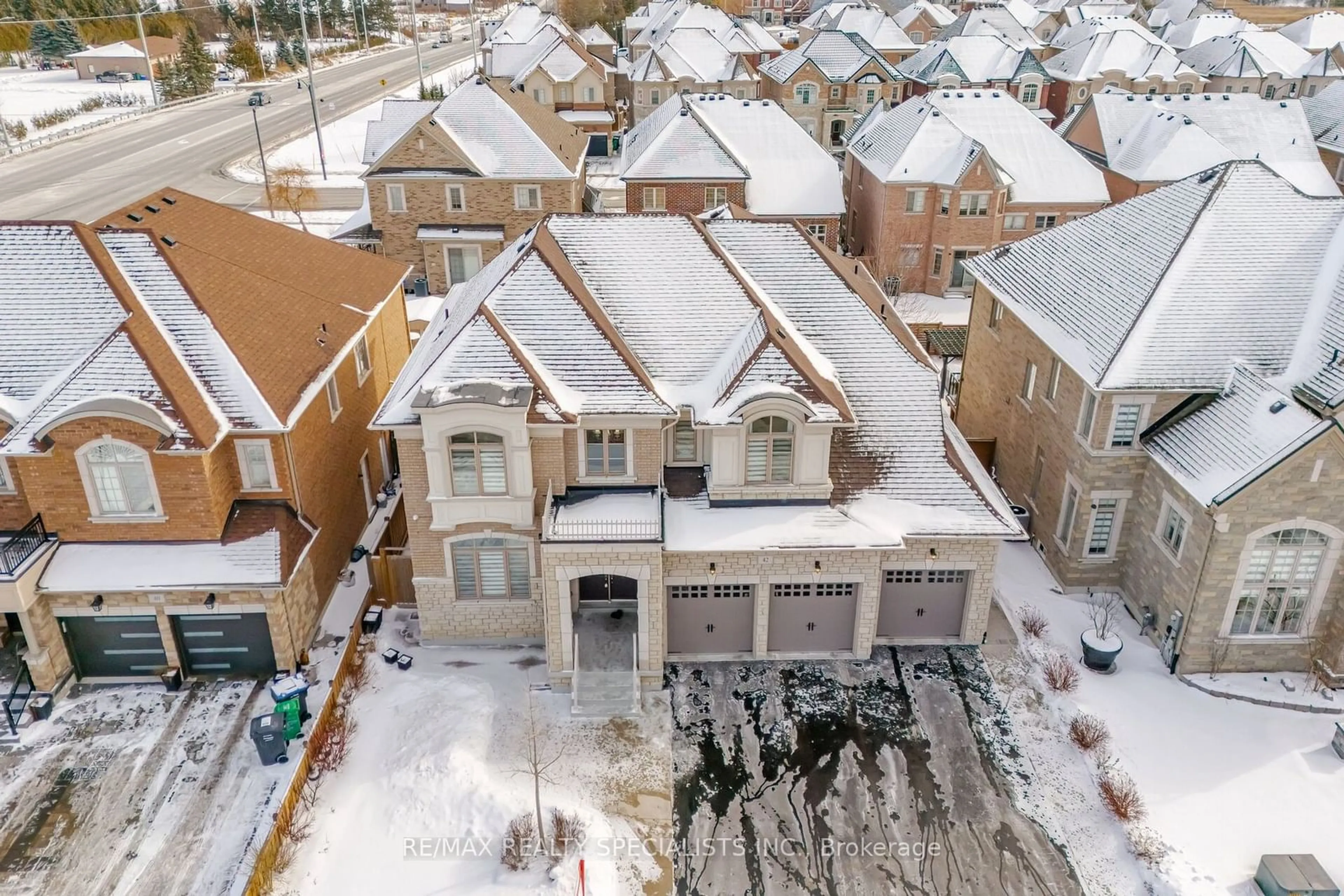 A pic from outside/outdoor area/front of a property/back of a property/a pic from drone, street for 42 Balloon Cres, Brampton Ontario L6P 4B8