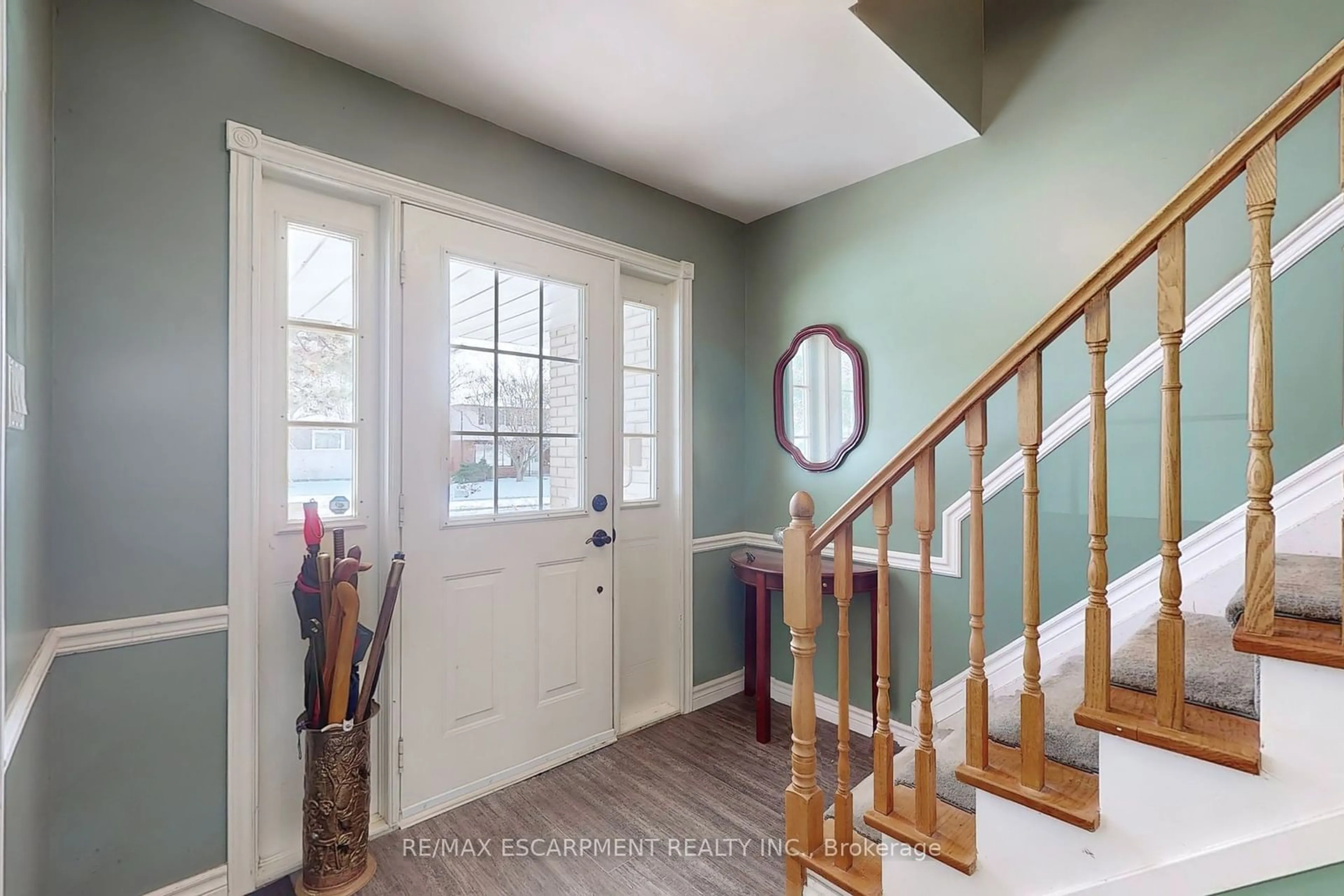 Indoor entryway for 3059 Centennial Dr, Burlington Ontario L7M 1B5