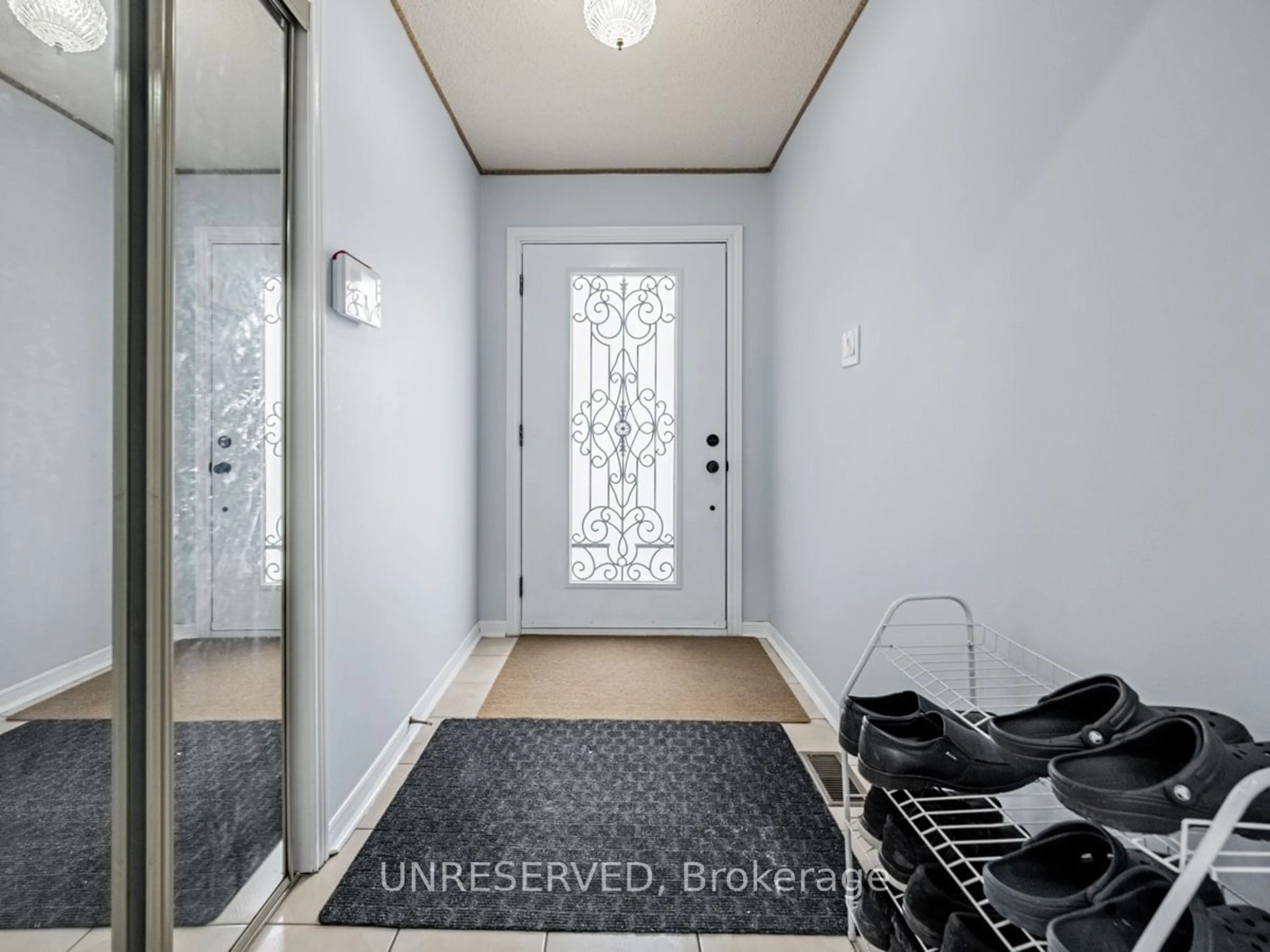 Indoor entryway for 76 Blackmere Circ, Brampton Ontario L6W 4B8