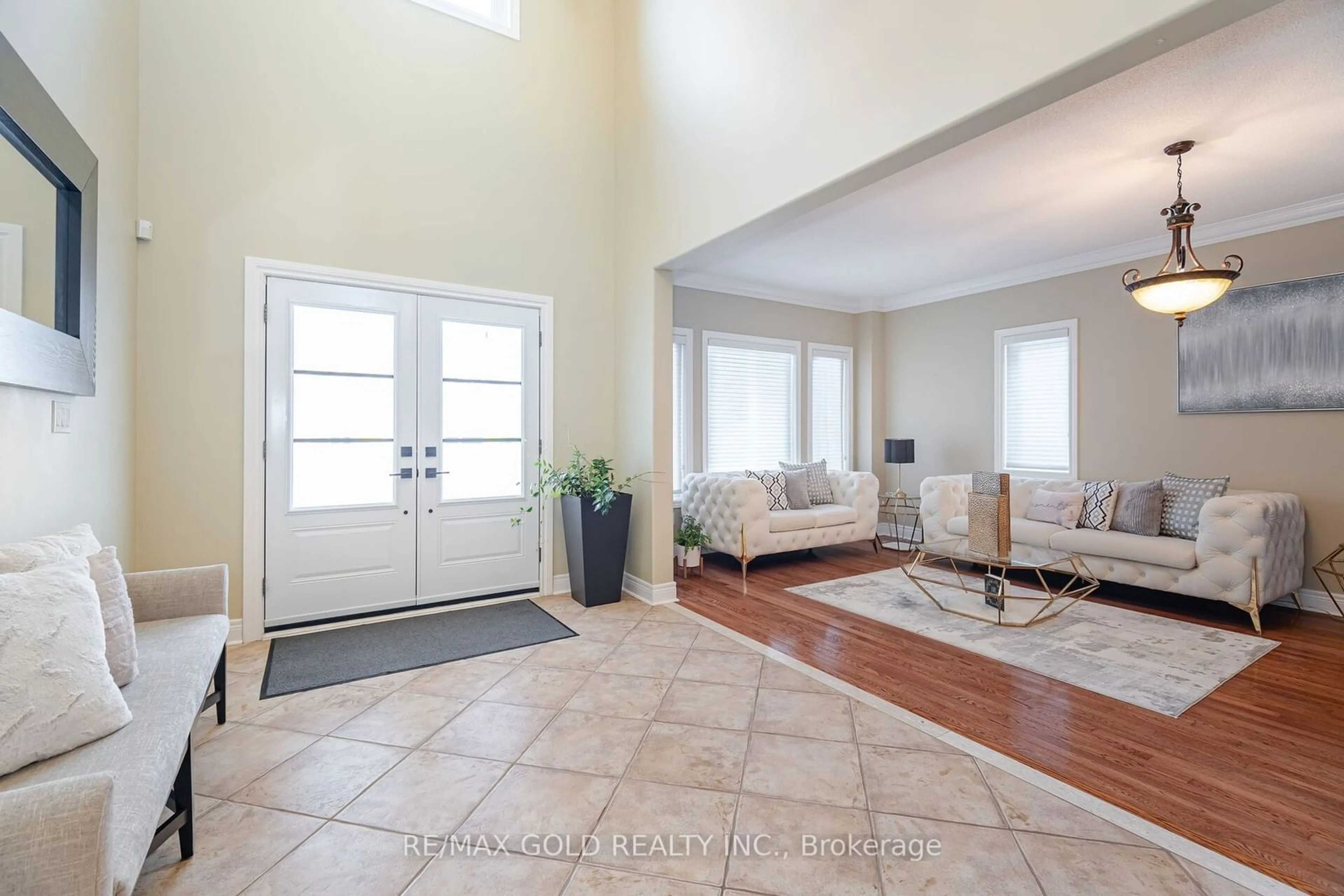 Indoor entryway for 59 Saint Hubert Dr, Brampton Ontario L6P 1Y5