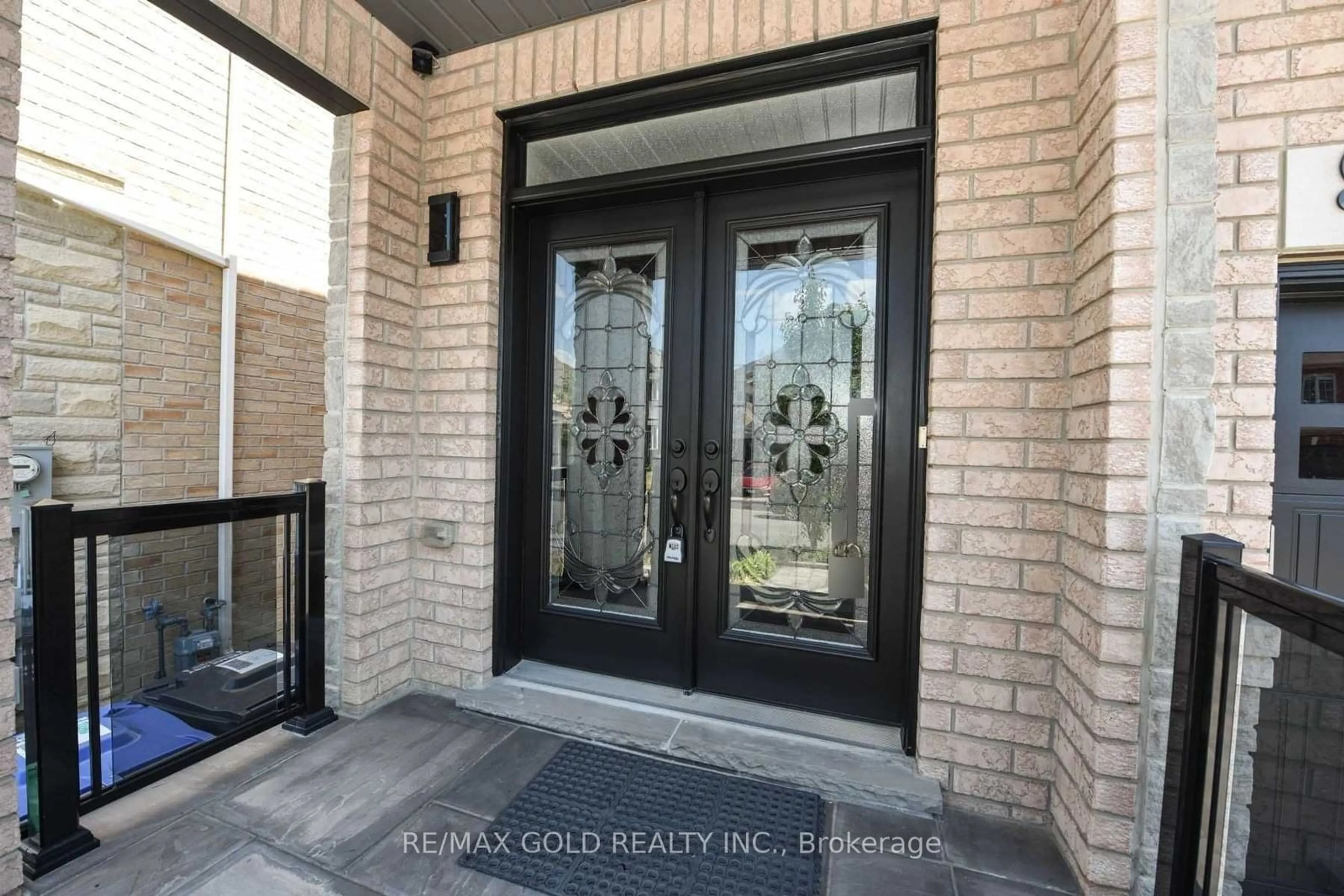 Indoor entryway for 92 Vanderpool Cres, Brampton Ontario L6P 3W2