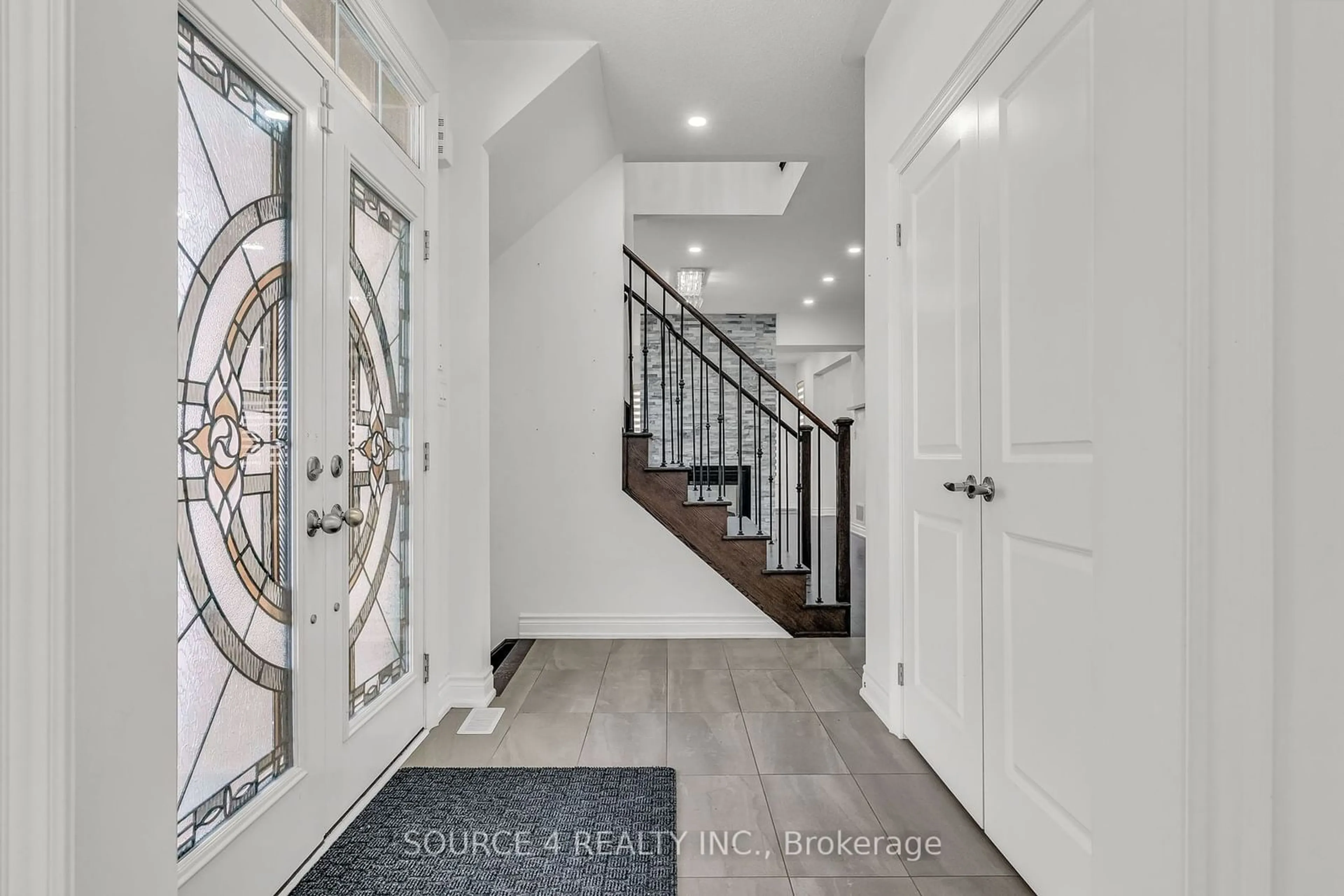 Indoor entryway for 25 Vineyard Dr, Brampton Ontario L6Y 2A5