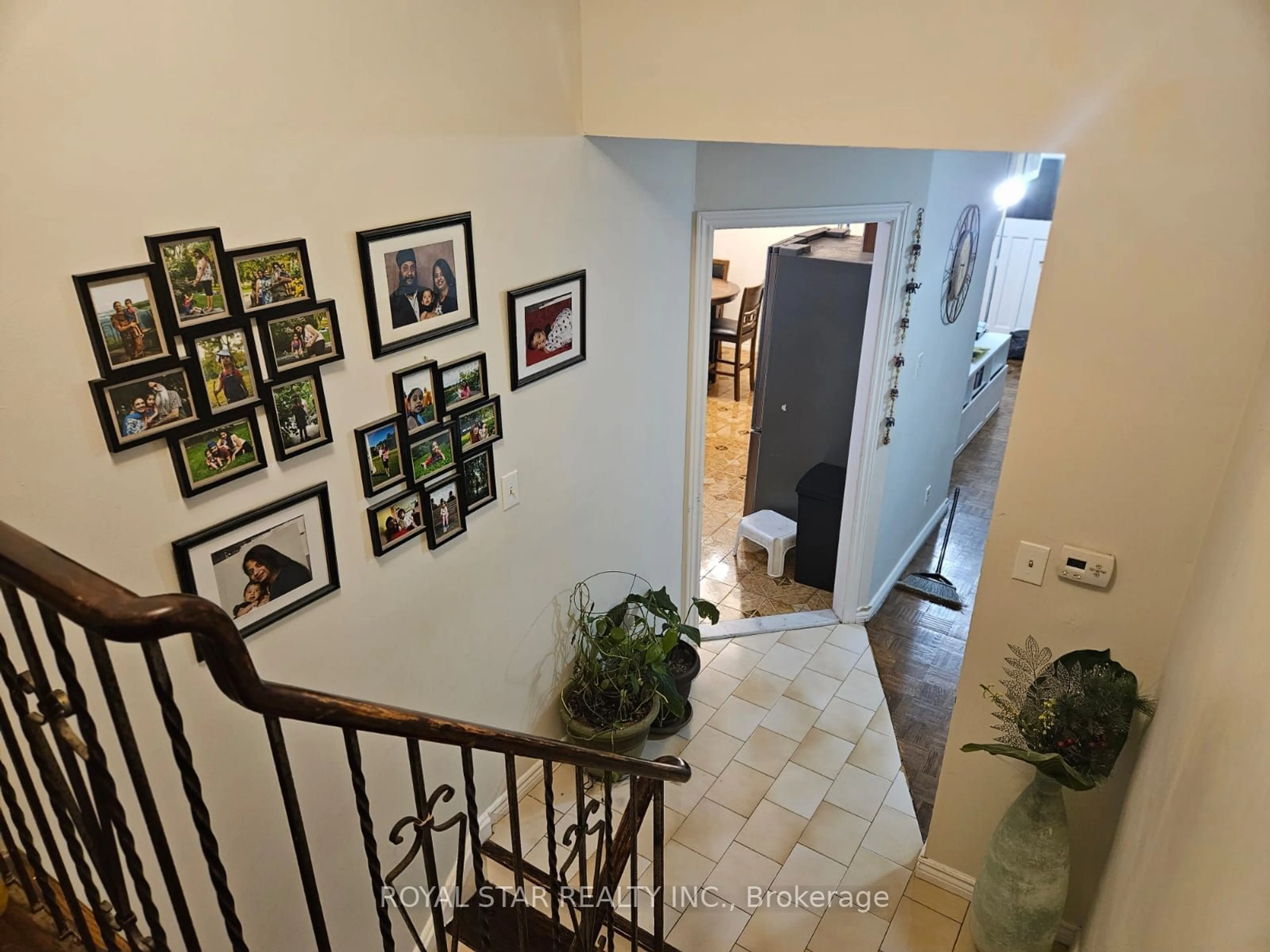 Indoor foyer for 37 Jellicoe Cres, Brampton Ontario L6S 3H7