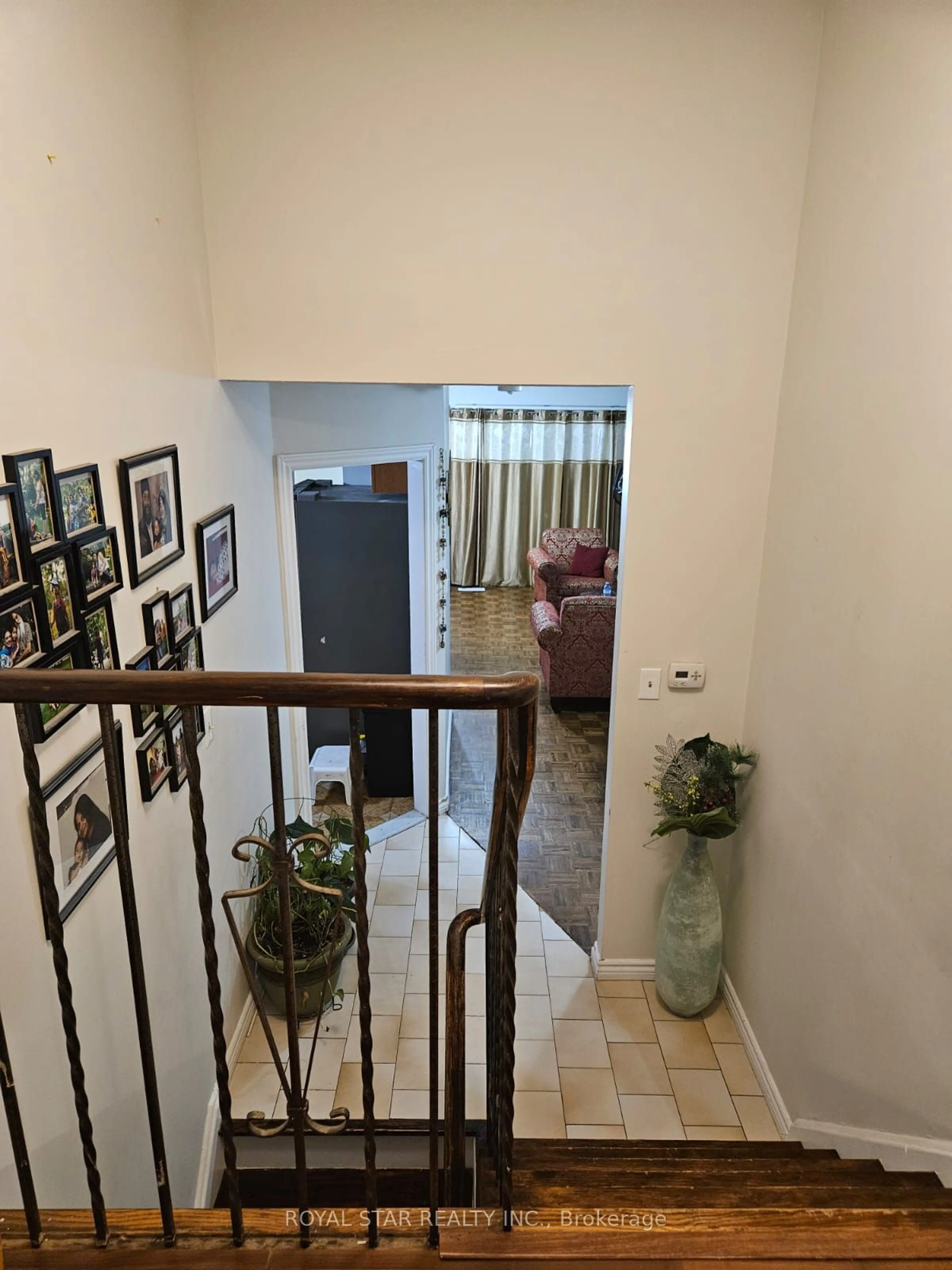 Indoor foyer for 37 Jellicoe Cres, Brampton Ontario L6S 3H7