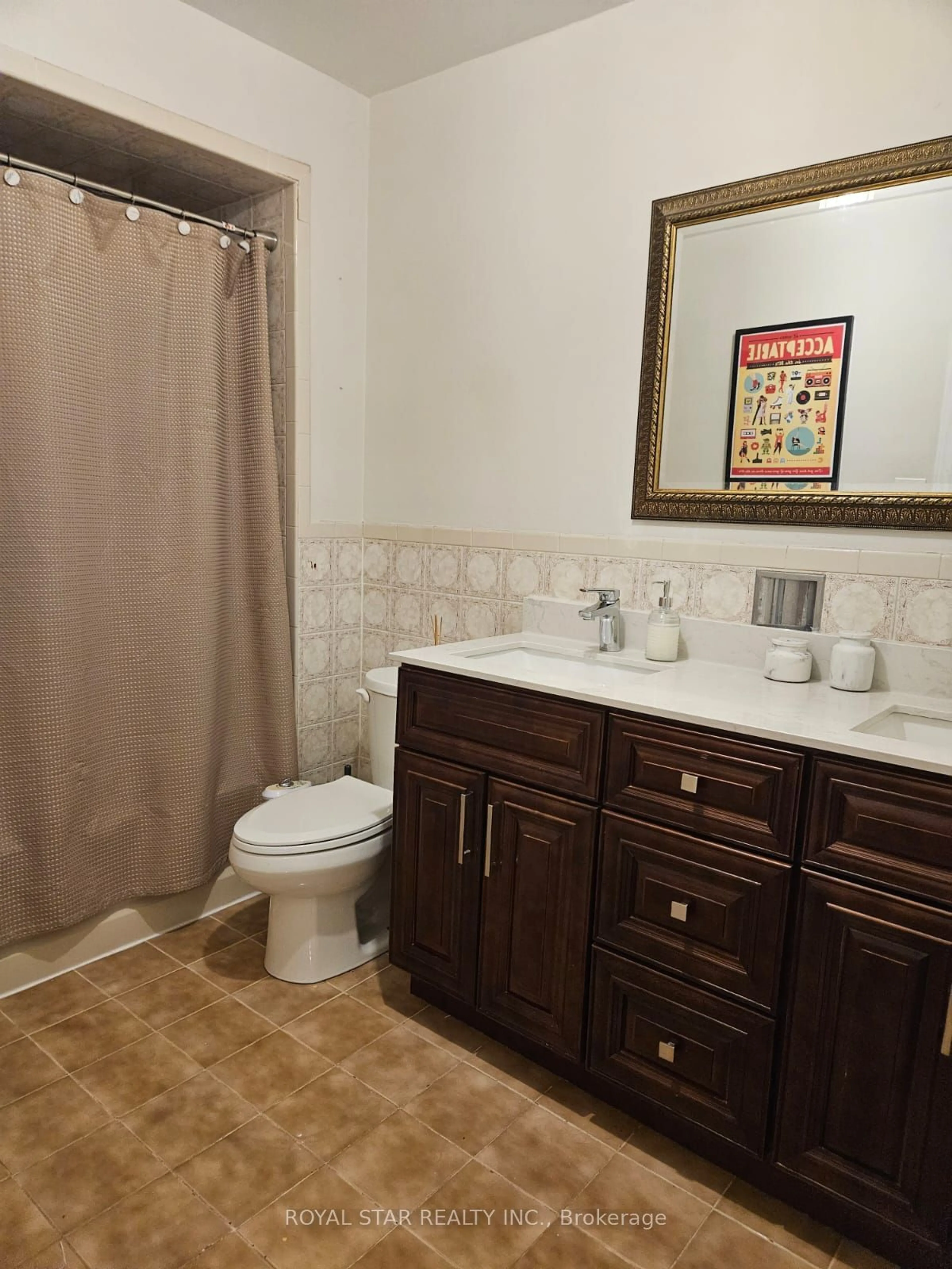 Standard bathroom, ceramic/tile floor for 37 Jellicoe Cres, Brampton Ontario L6S 3H7