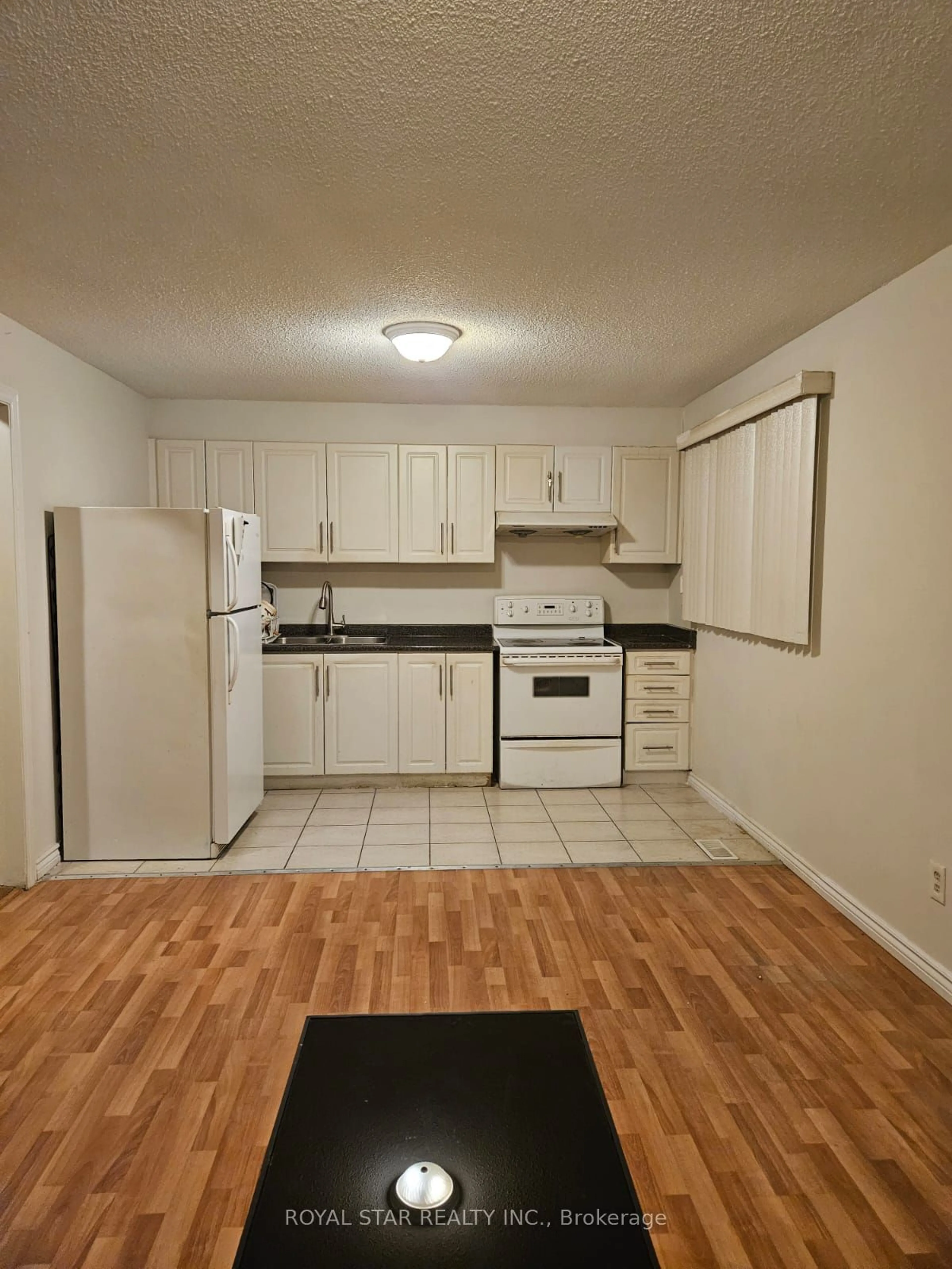 Standard kitchen, unknown for 37 Jellicoe Cres, Brampton Ontario L6S 3H7