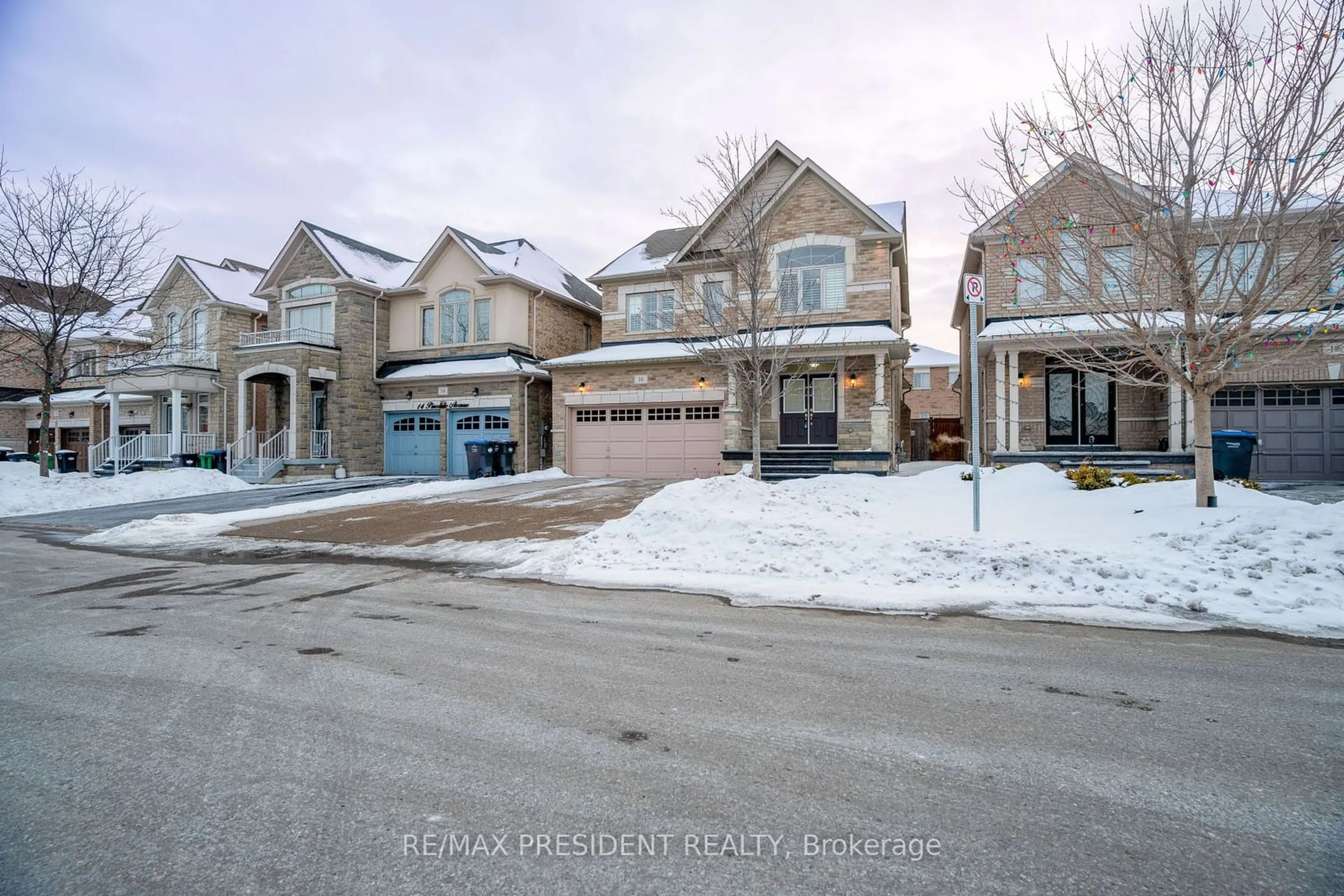 A pic from outside/outdoor area/front of a property/back of a property/a pic from drone, street for 16 Pinedale Ave, Caledon Ontario L7L 5J6