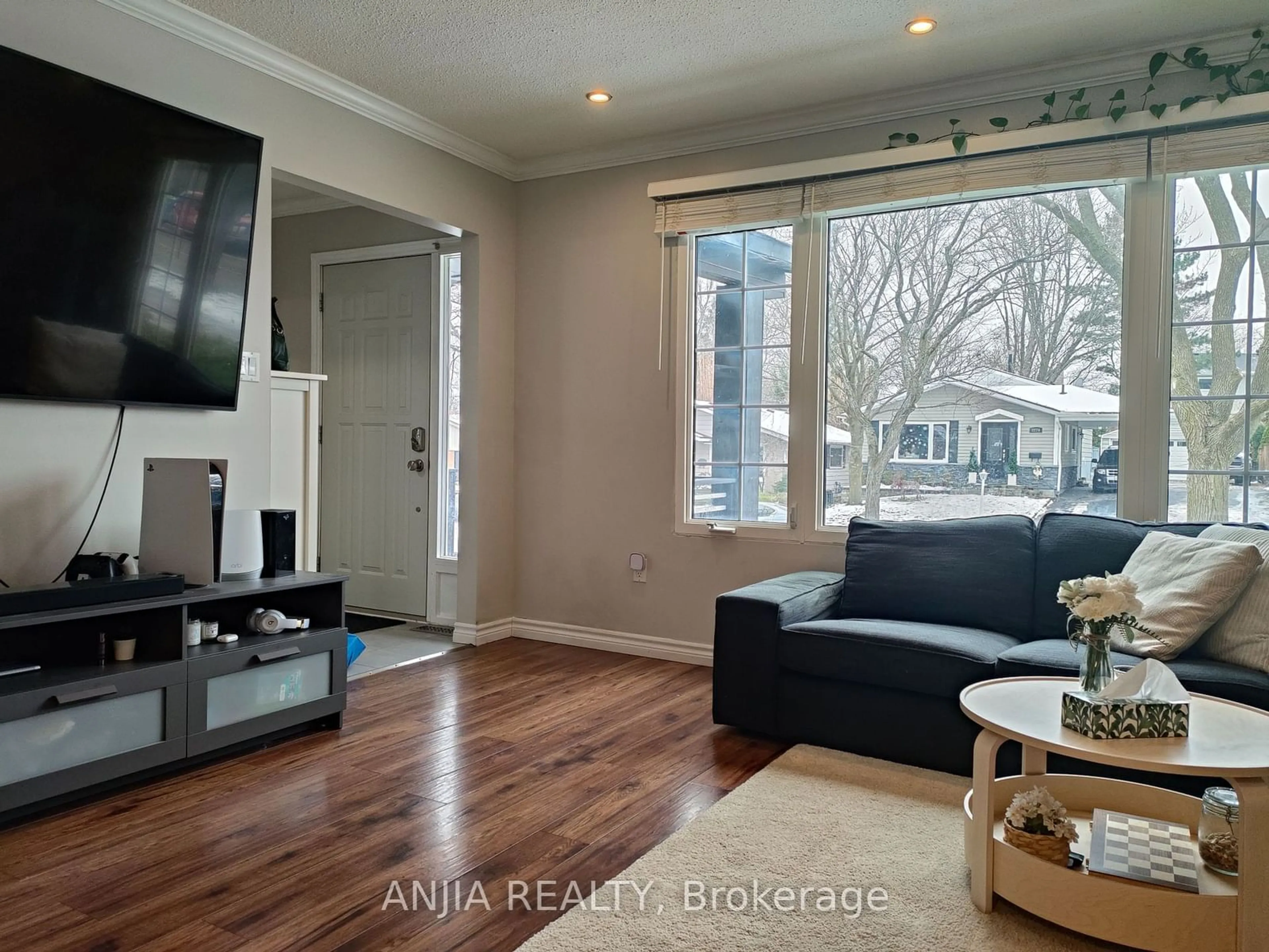 Living room with furniture, wood/laminate floor for 2271 Sheffield Dr, Burlington Ontario L7P 2X4