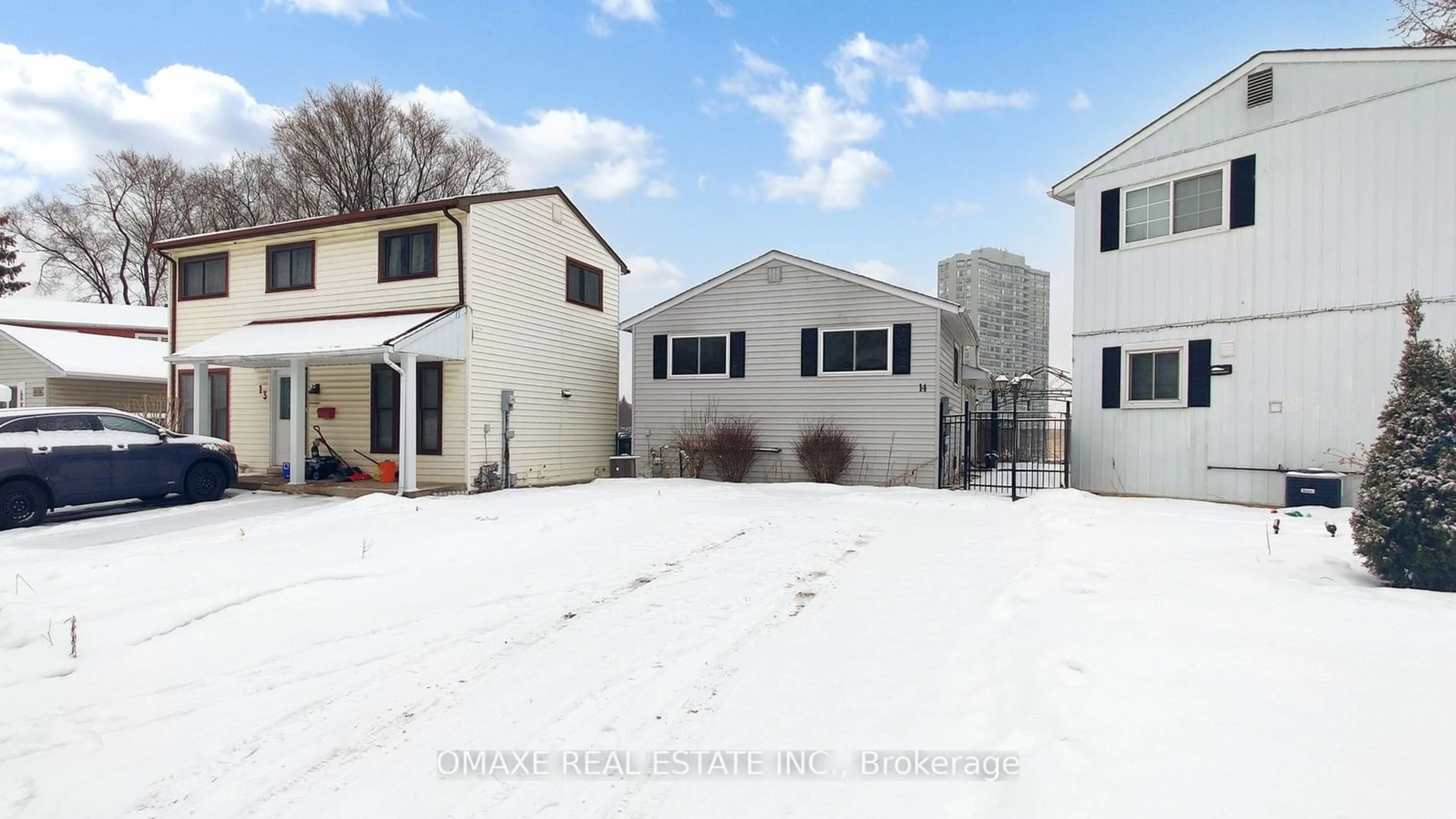 A pic from outside/outdoor area/front of a property/back of a property/a pic from drone, street for 14 Huntington Crt, Brampton Ontario L6S 1S4