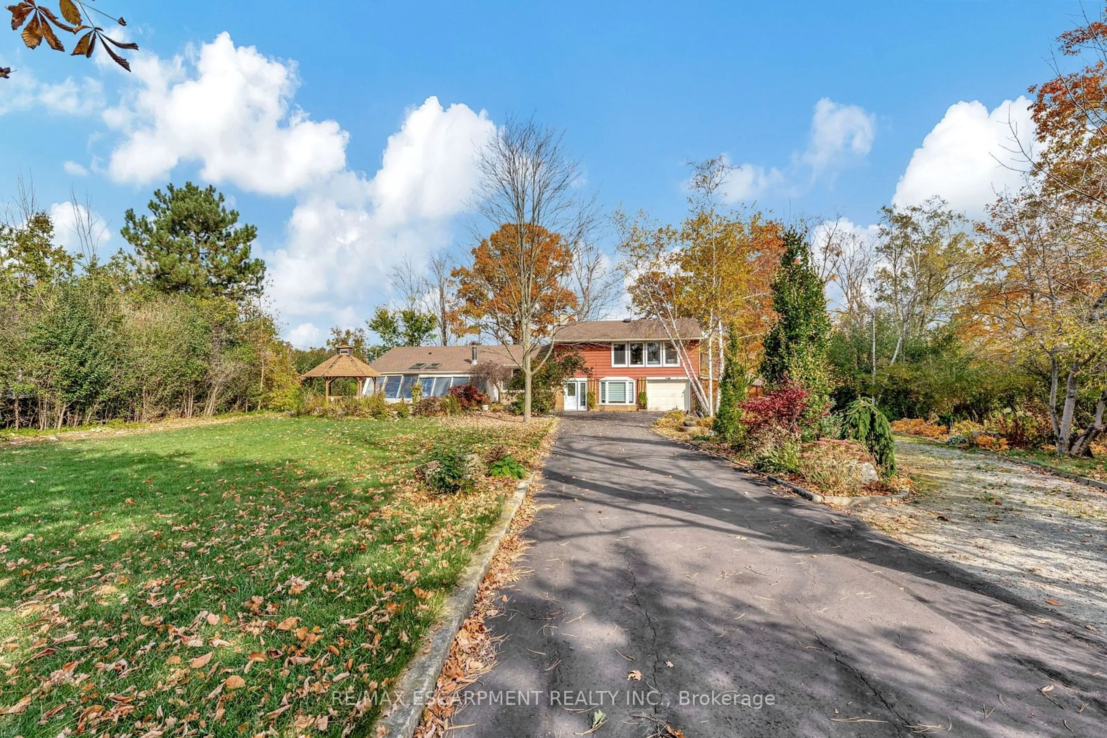 A pic from outside/outdoor area/front of a property/back of a property/a pic from drone, street for 5467 Sixth Line, Milton Ontario L9E 0X2