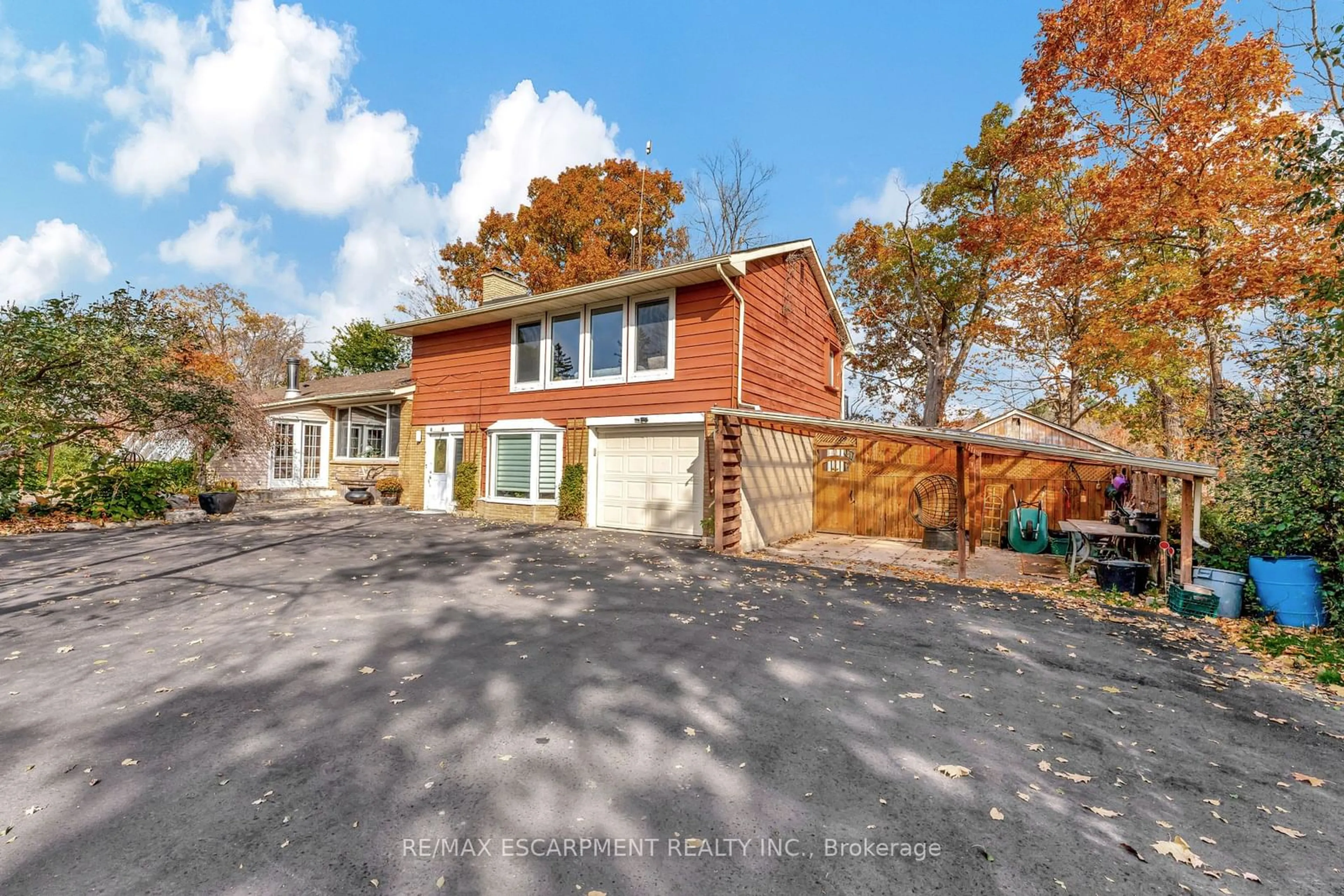 A pic from outside/outdoor area/front of a property/back of a property/a pic from drone, street for 5467 Sixth Line, Milton Ontario L9E 0X2