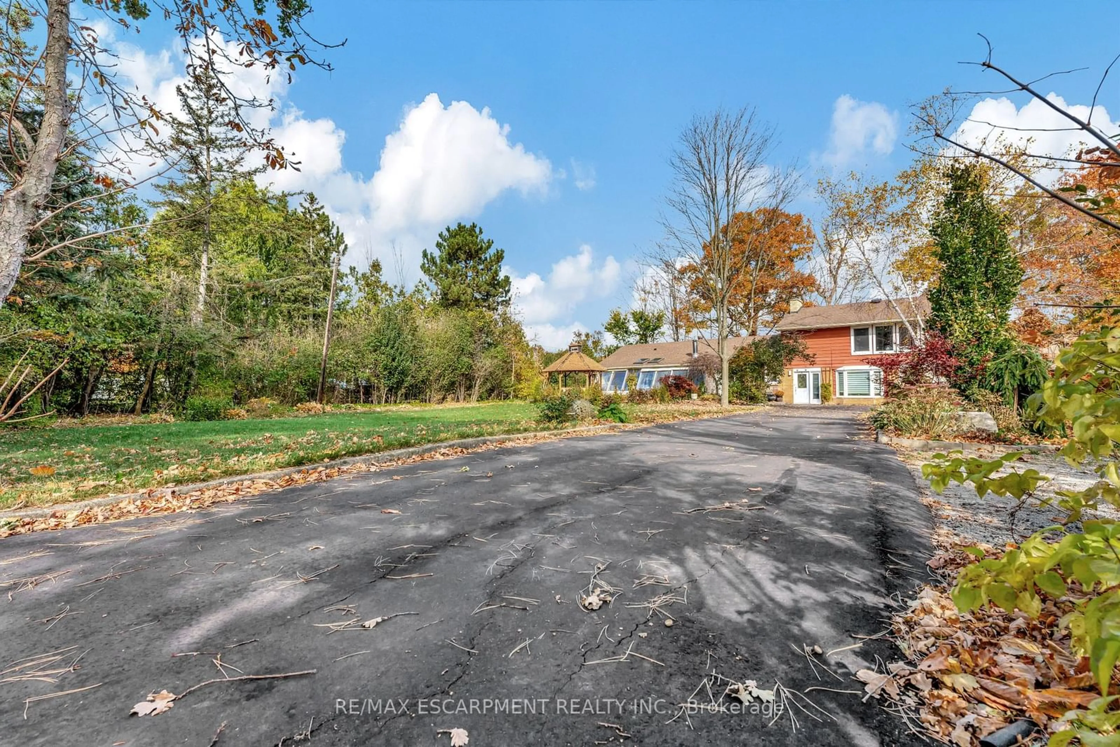 A pic from outside/outdoor area/front of a property/back of a property/a pic from drone, street for 5467 Sixth Line, Milton Ontario L9E 0X2