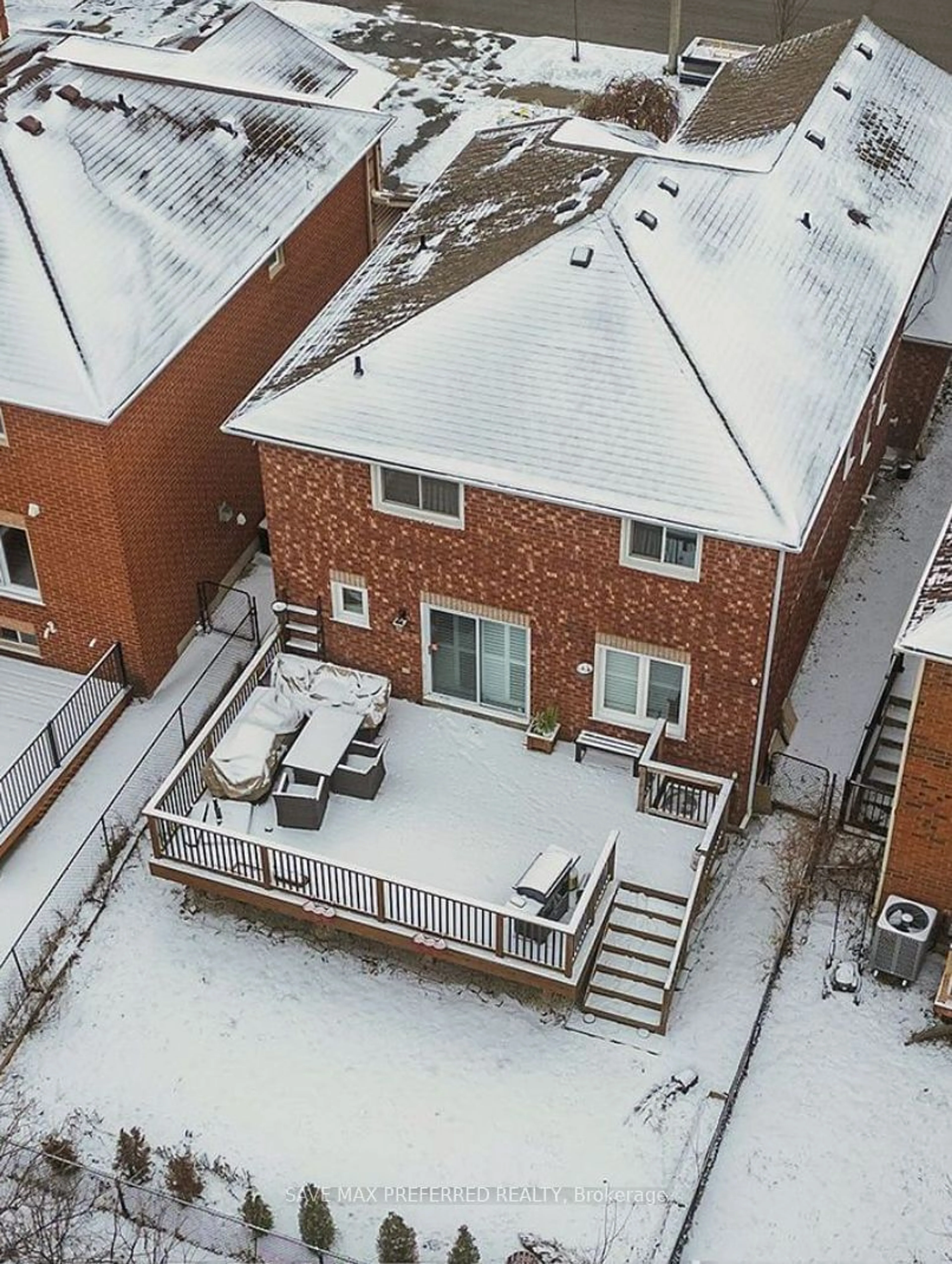 A pic from outside/outdoor area/front of a property/back of a property/a pic from drone, unknown for 6571 Alderwood Tr, Mississauga Ontario L5N 6W3