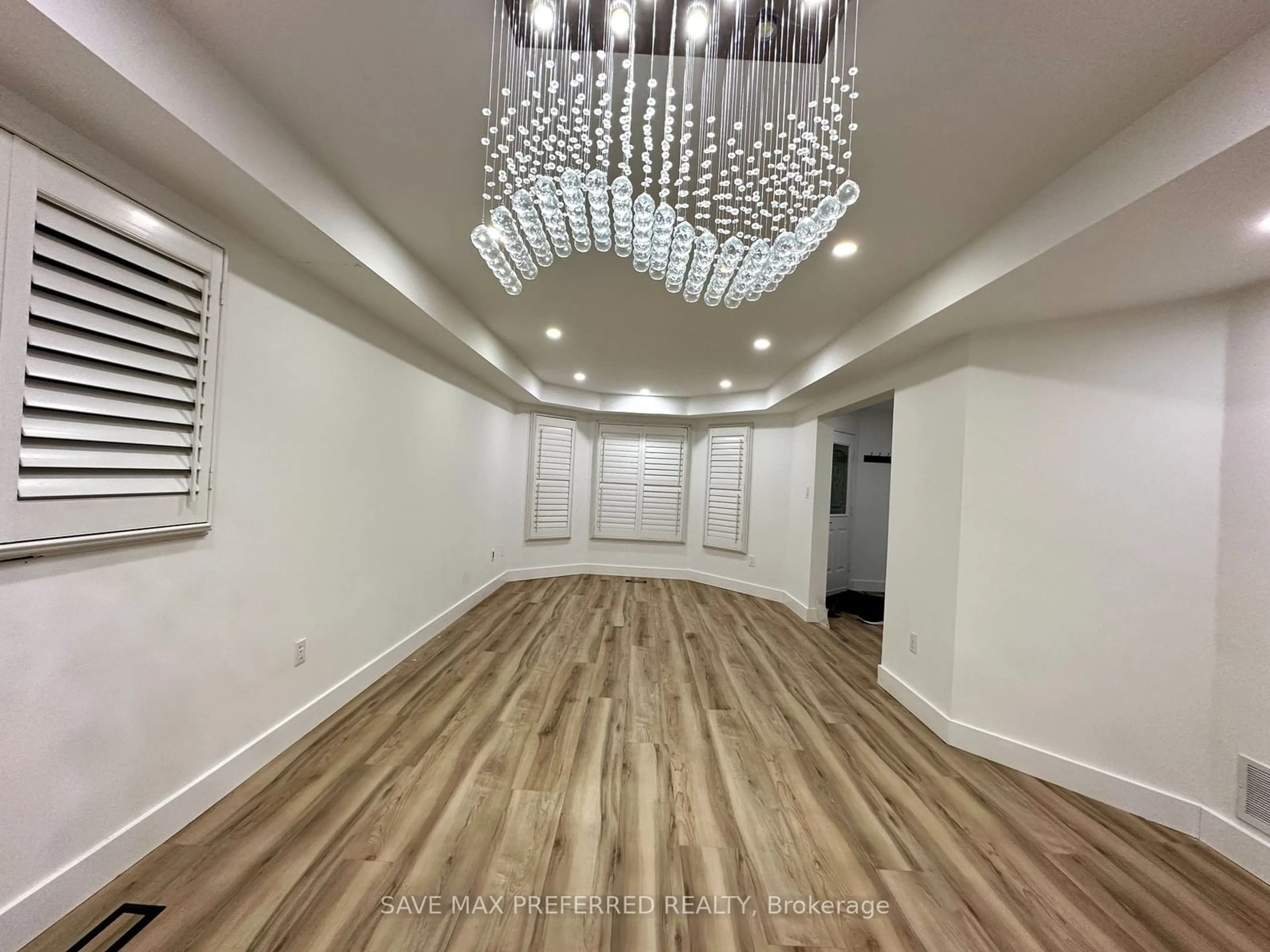 Indoor foyer for 6571 Alderwood Tr, Mississauga Ontario L5N 6W3