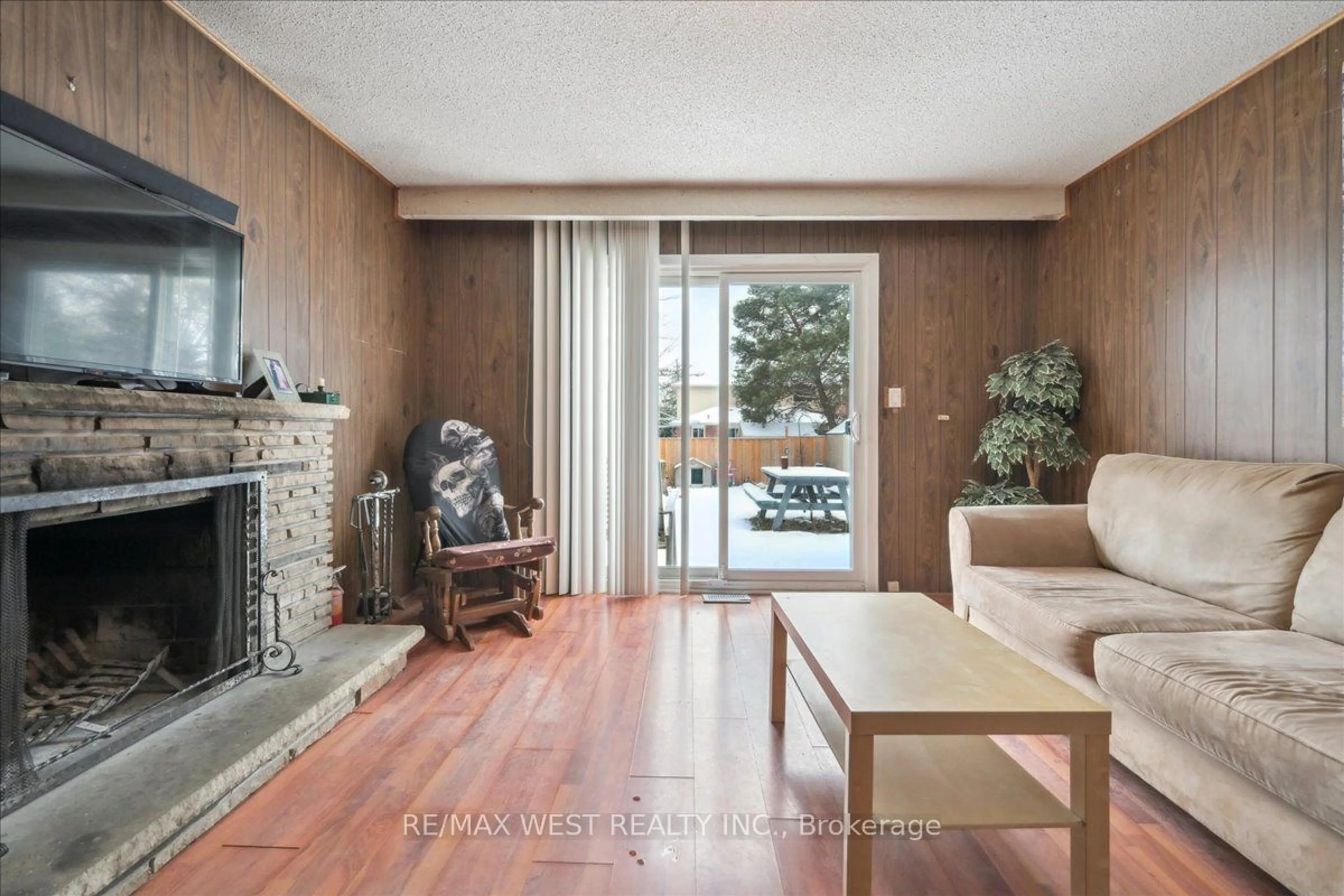 Living room with furniture, wood/laminate floor for 3346 Juanita Crt, Mississauga Ontario L5A 3J6