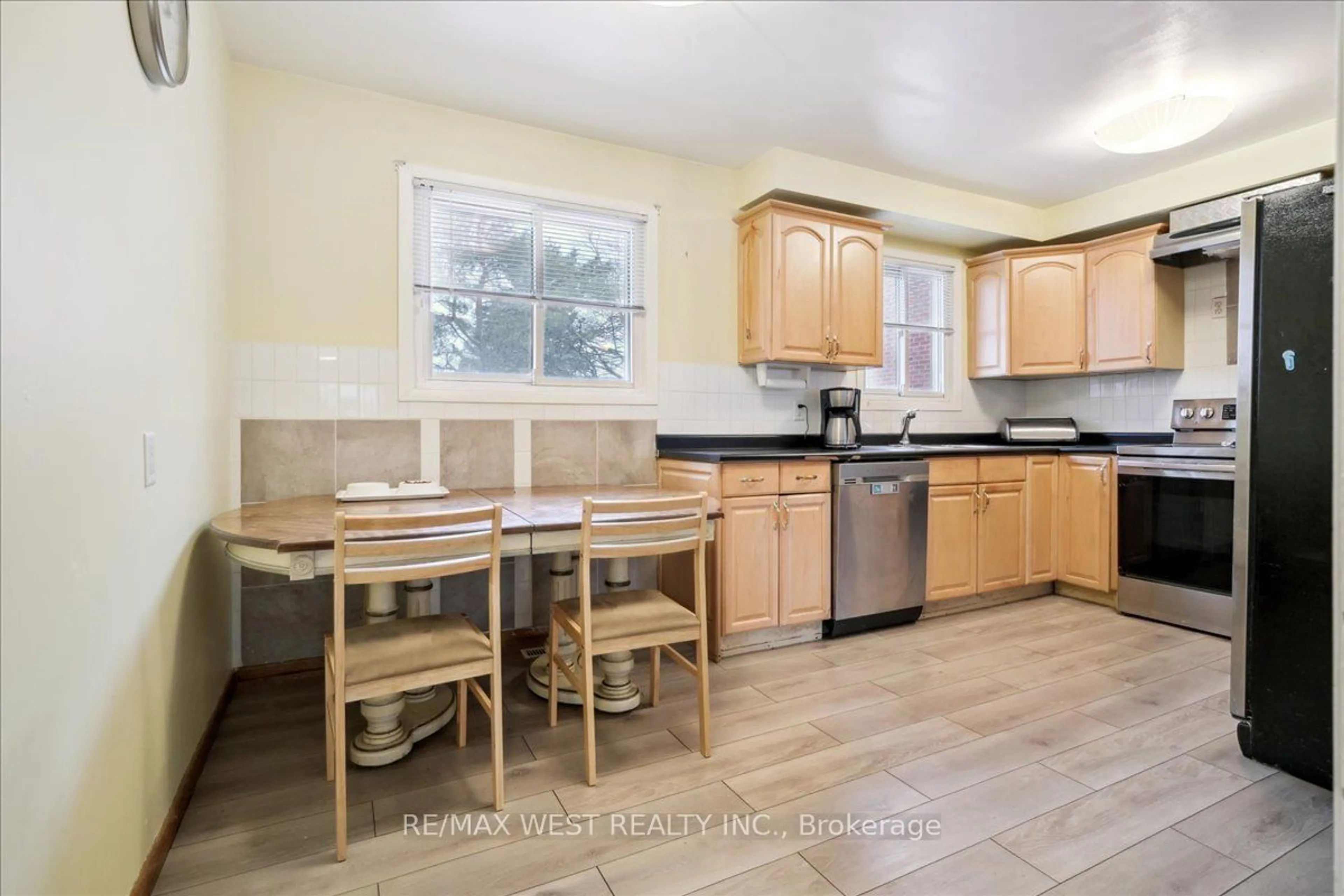 Standard kitchen, unknown for 3346 Juanita Crt, Mississauga Ontario L5A 3J6