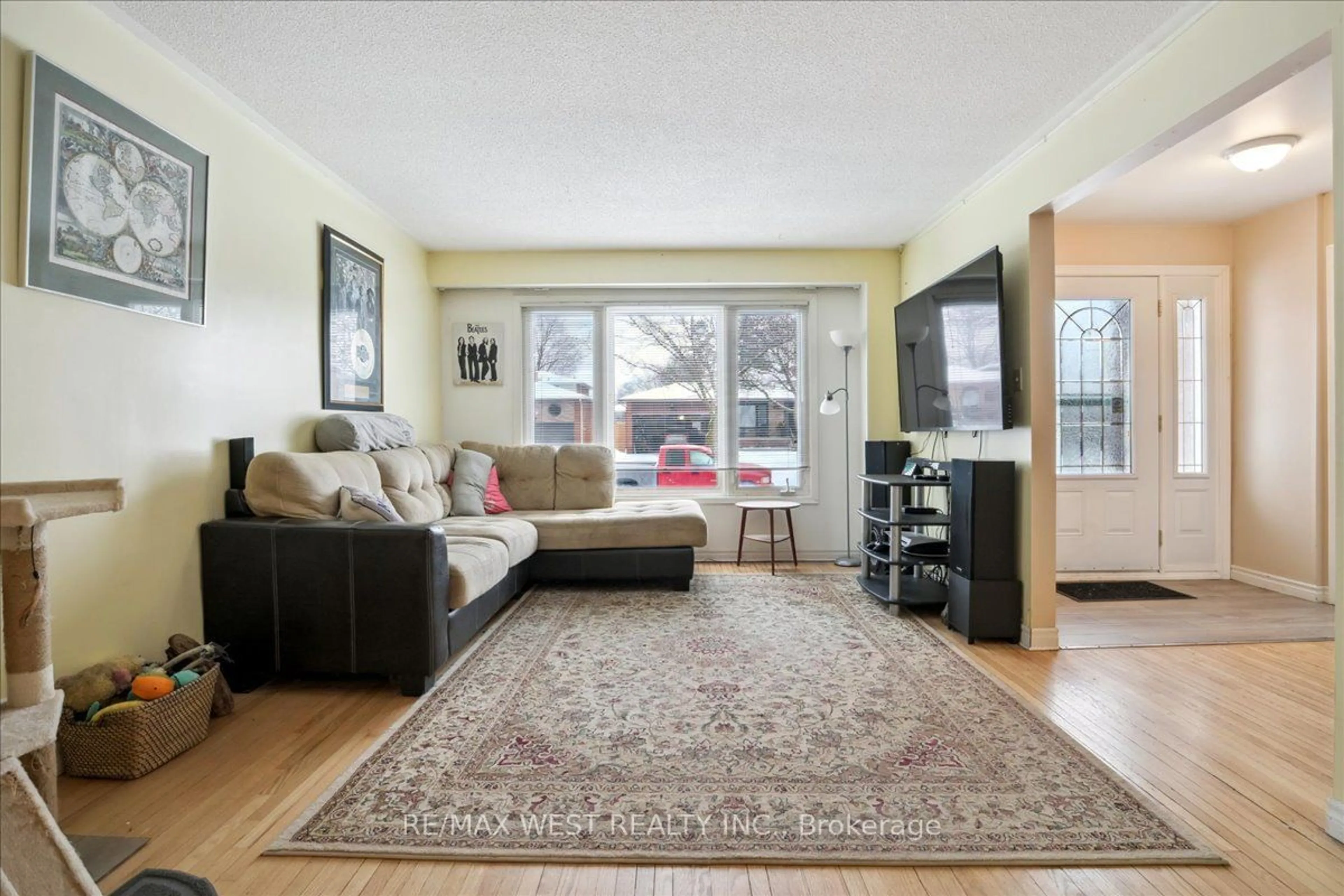 Living room with furniture, unknown for 3346 Juanita Crt, Mississauga Ontario L5A 3J6