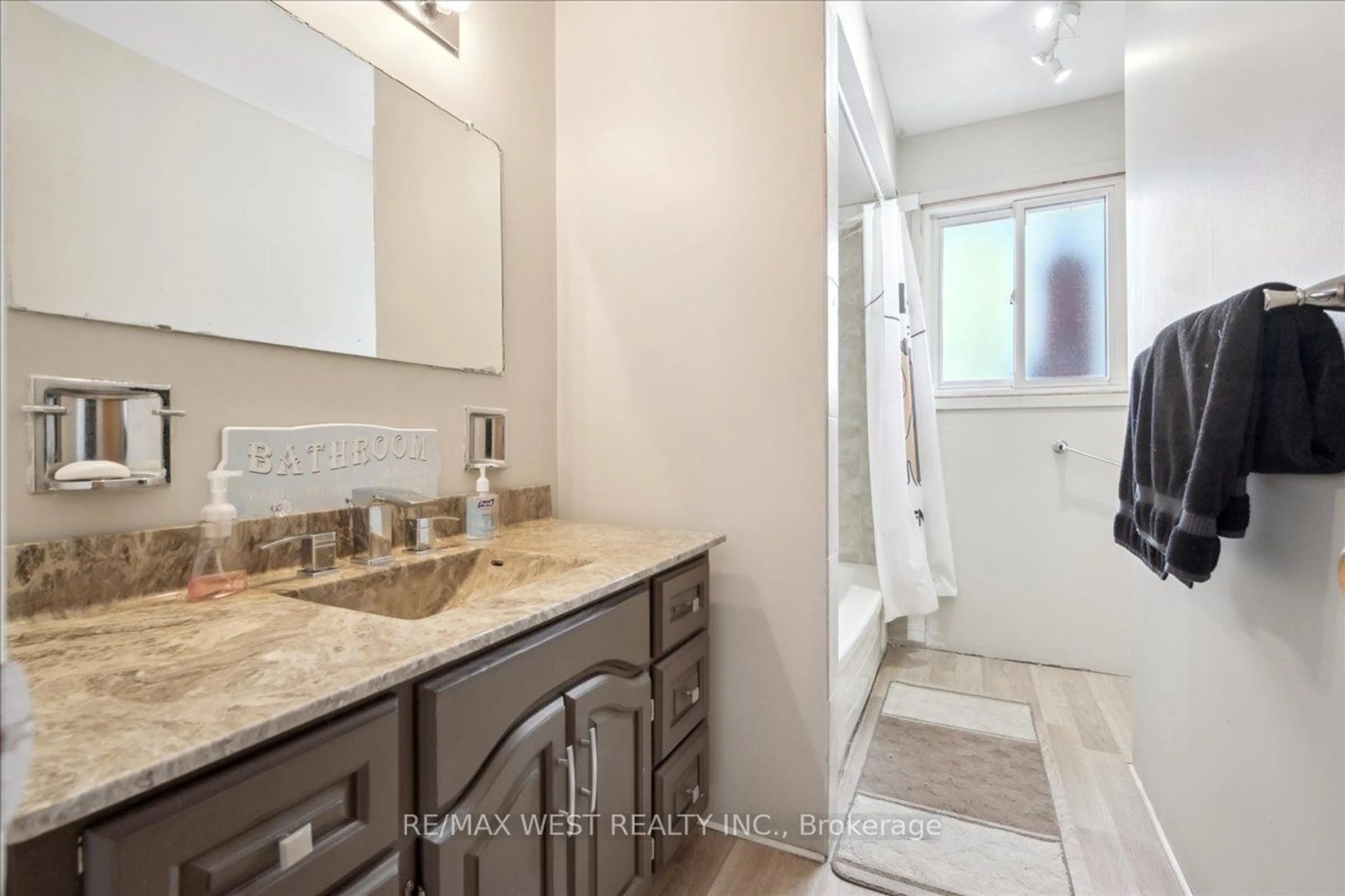 Standard bathroom, ceramic/tile floor for 3346 Juanita Crt, Mississauga Ontario L5A 3J6