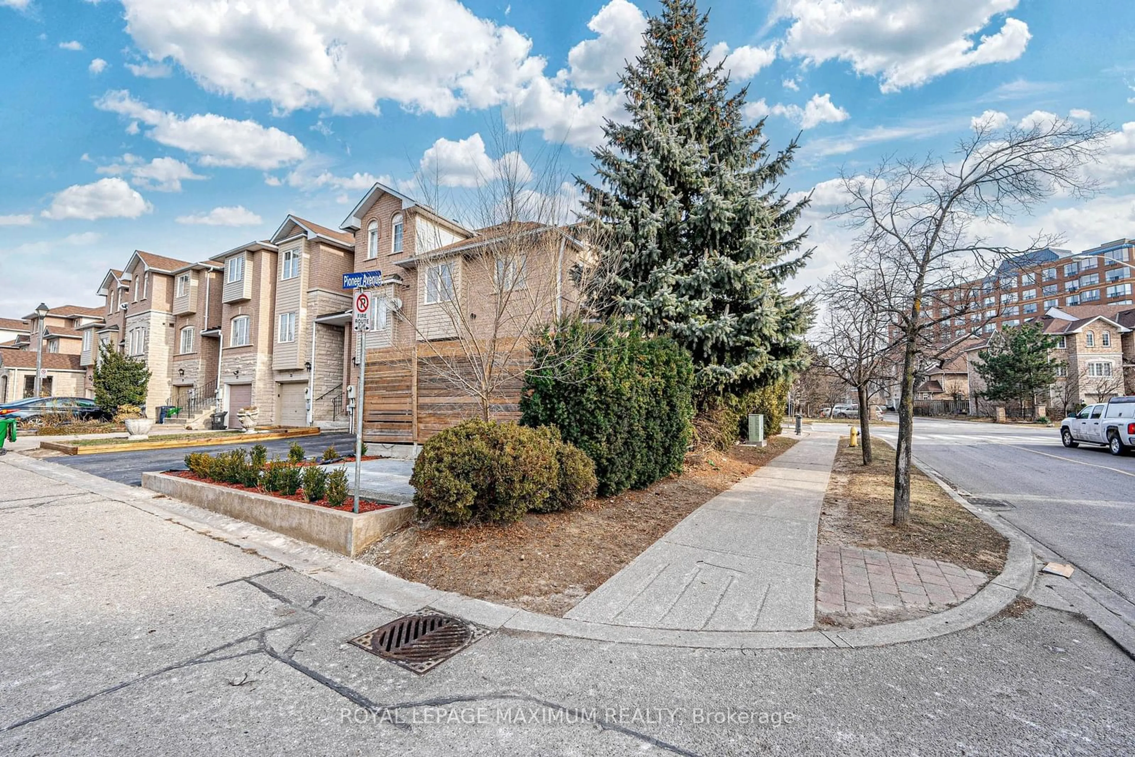 Patio, street for 21 Pioneer Ave, Toronto Ontario M6M 5H8