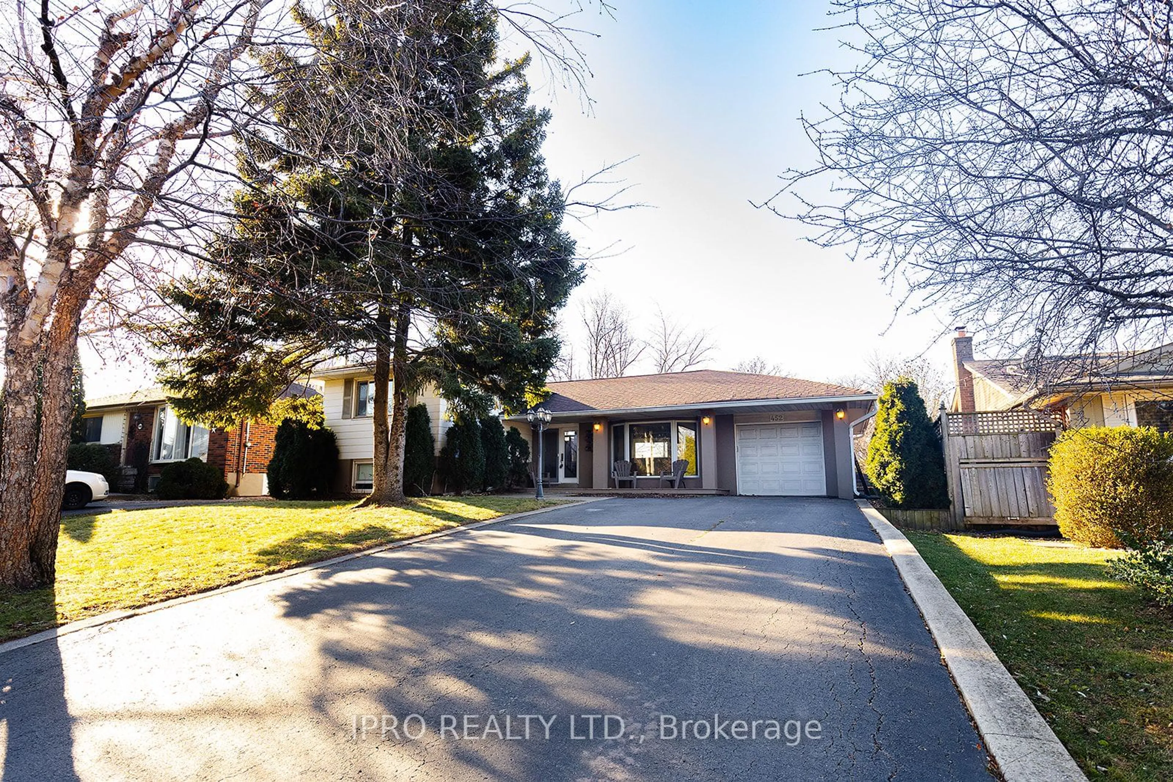 A pic from outside/outdoor area/front of a property/back of a property/a pic from drone, street for 452 Southland Cres, Oakville Ontario L6L 3N8