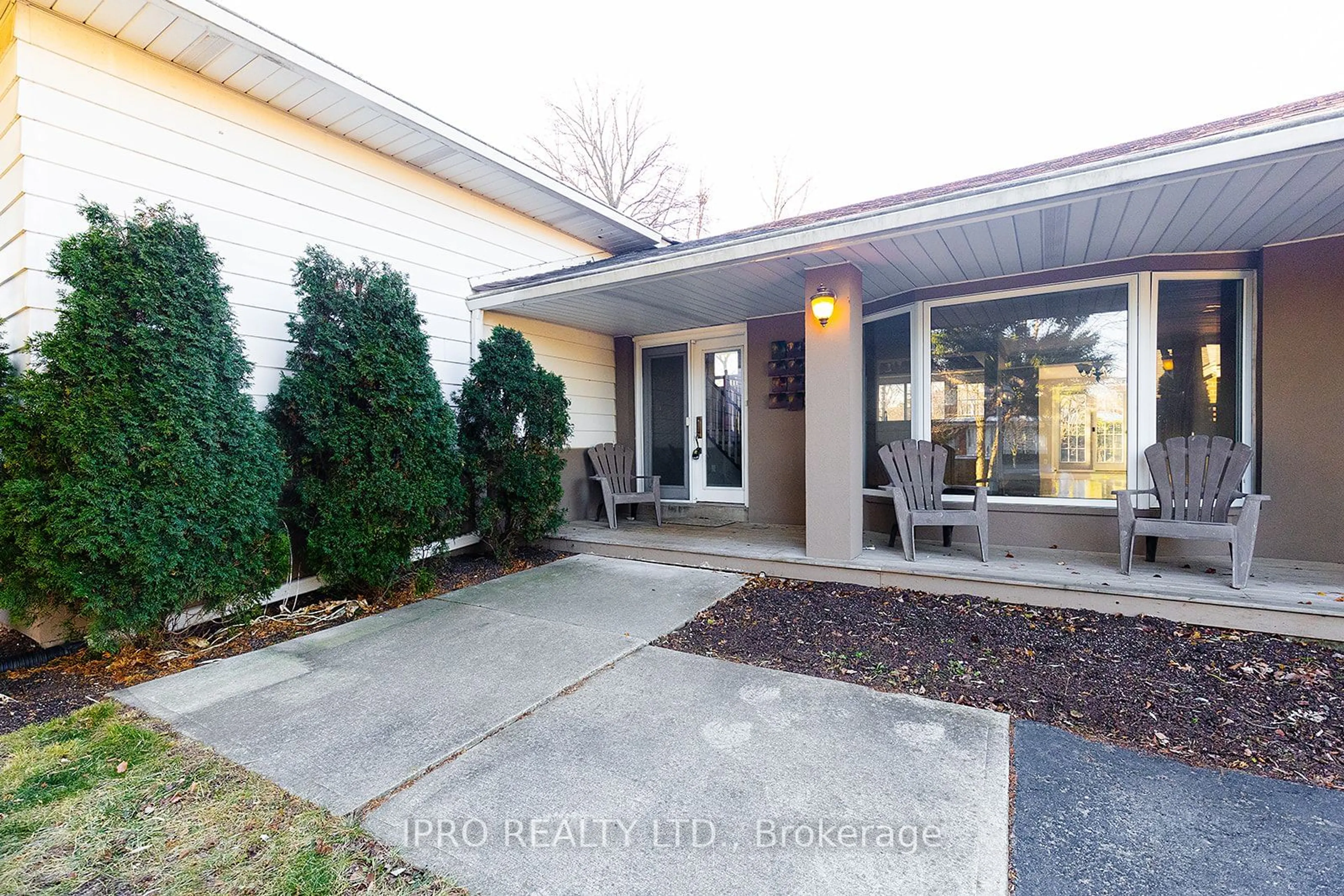 Indoor entryway for 452 Southland Cres, Oakville Ontario L6L 3N8