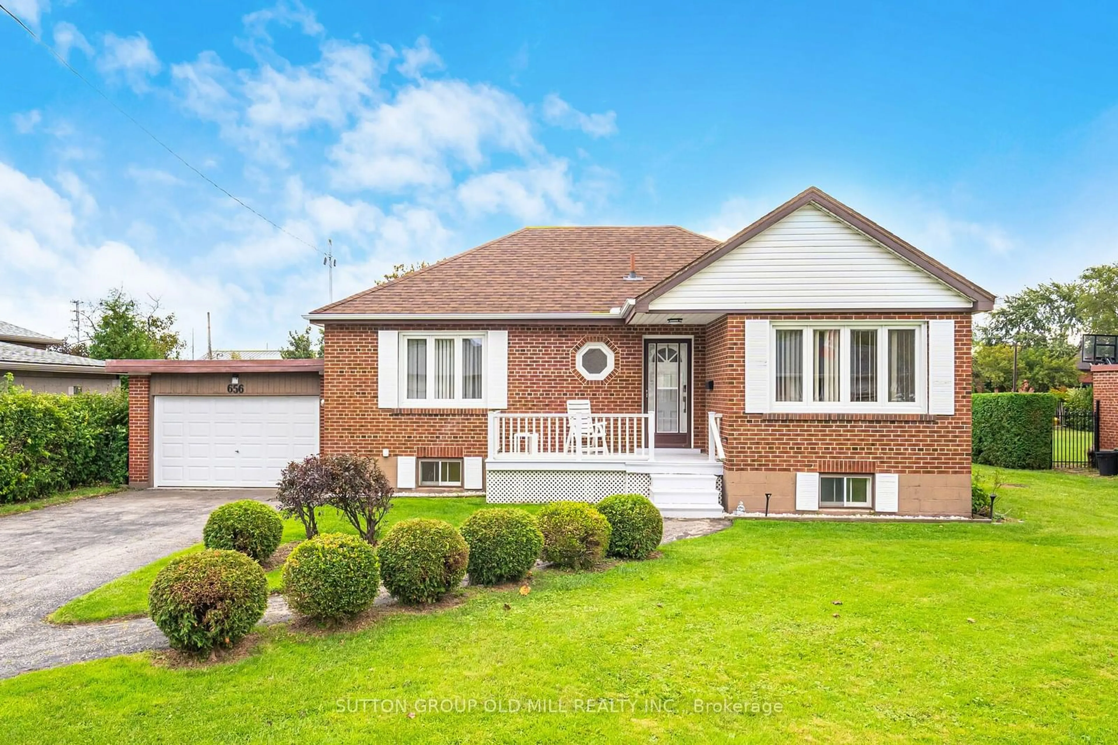 Home with brick exterior material, street for 656 Hyacinthe Blvd, Mississauga Ontario L5A 2C5