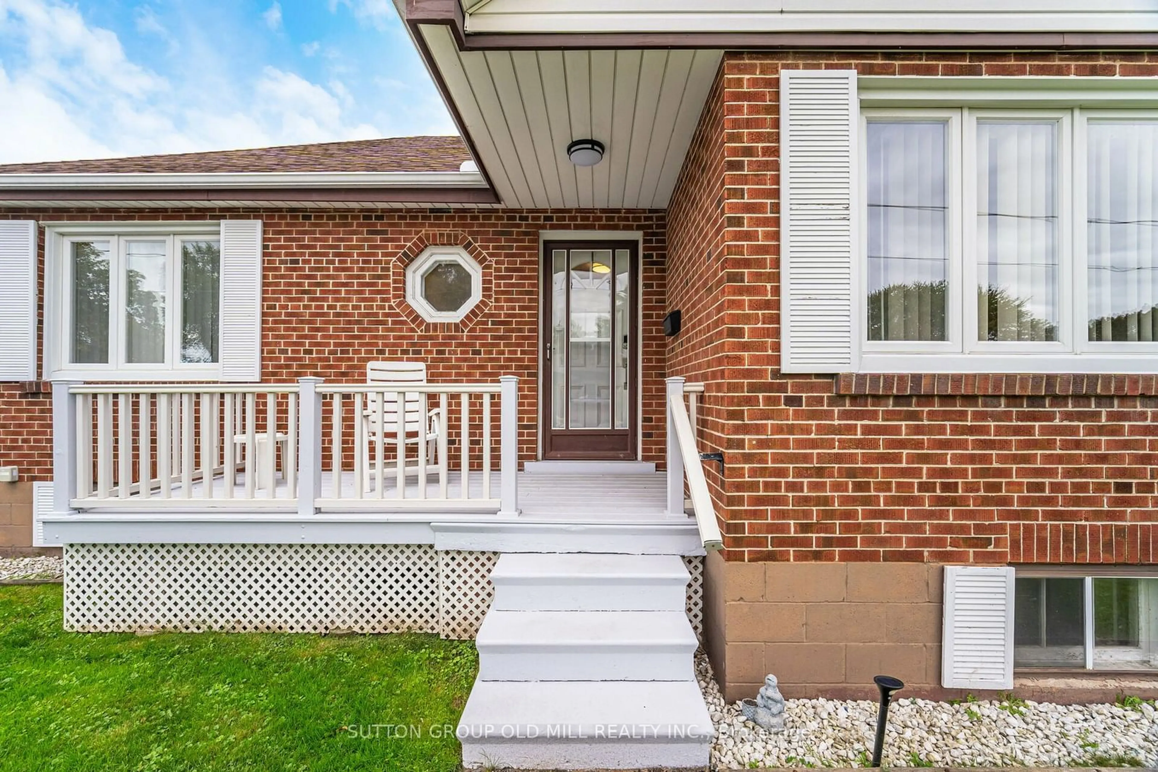 Home with brick exterior material, street for 656 Hyacinthe Blvd, Mississauga Ontario L5A 2C5