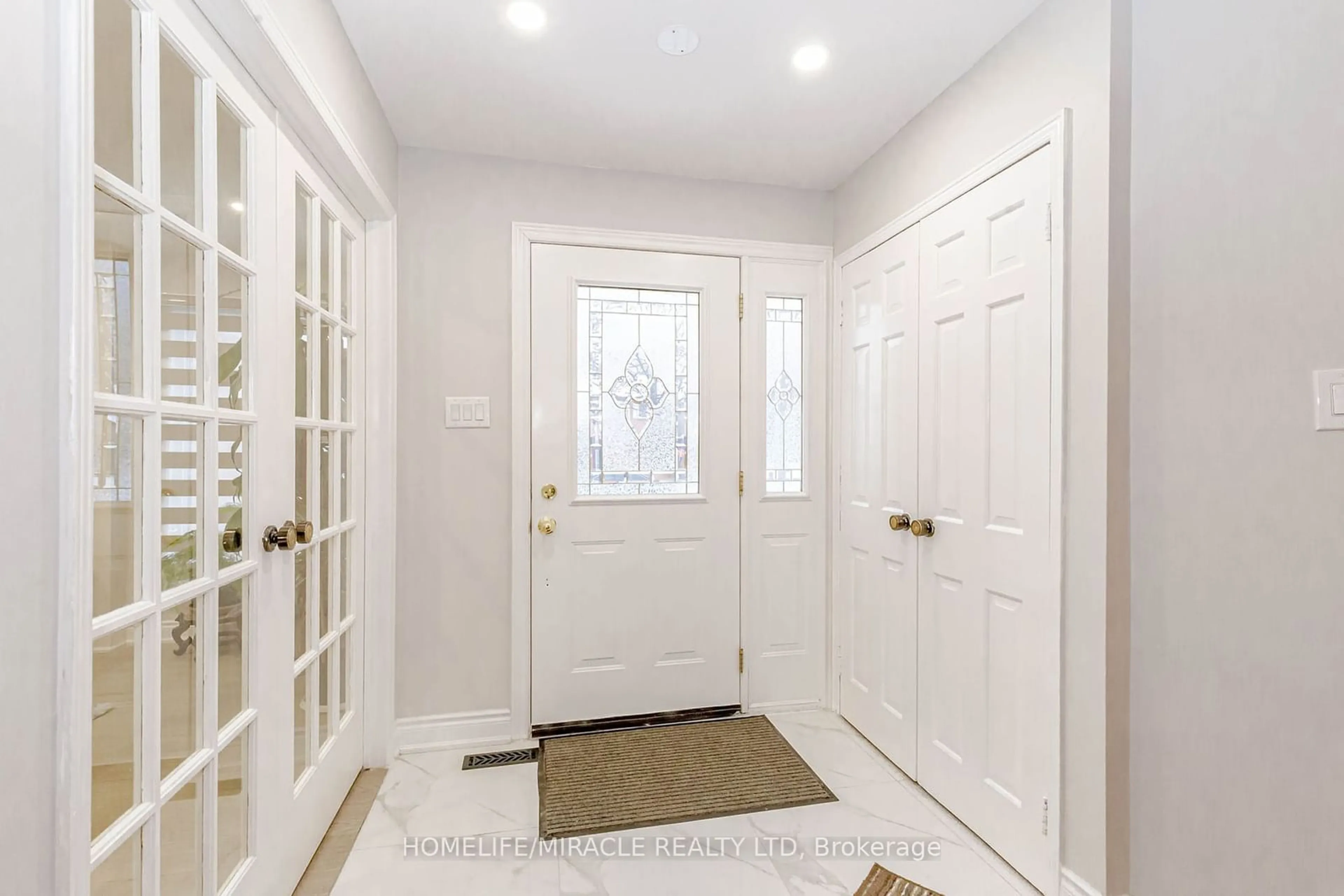 Indoor entryway for 6 Nanport St, Brampton Ontario L6S 4A3