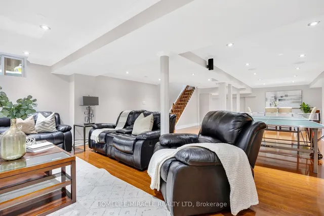 Primary image of 8 Bottlebrush Dr