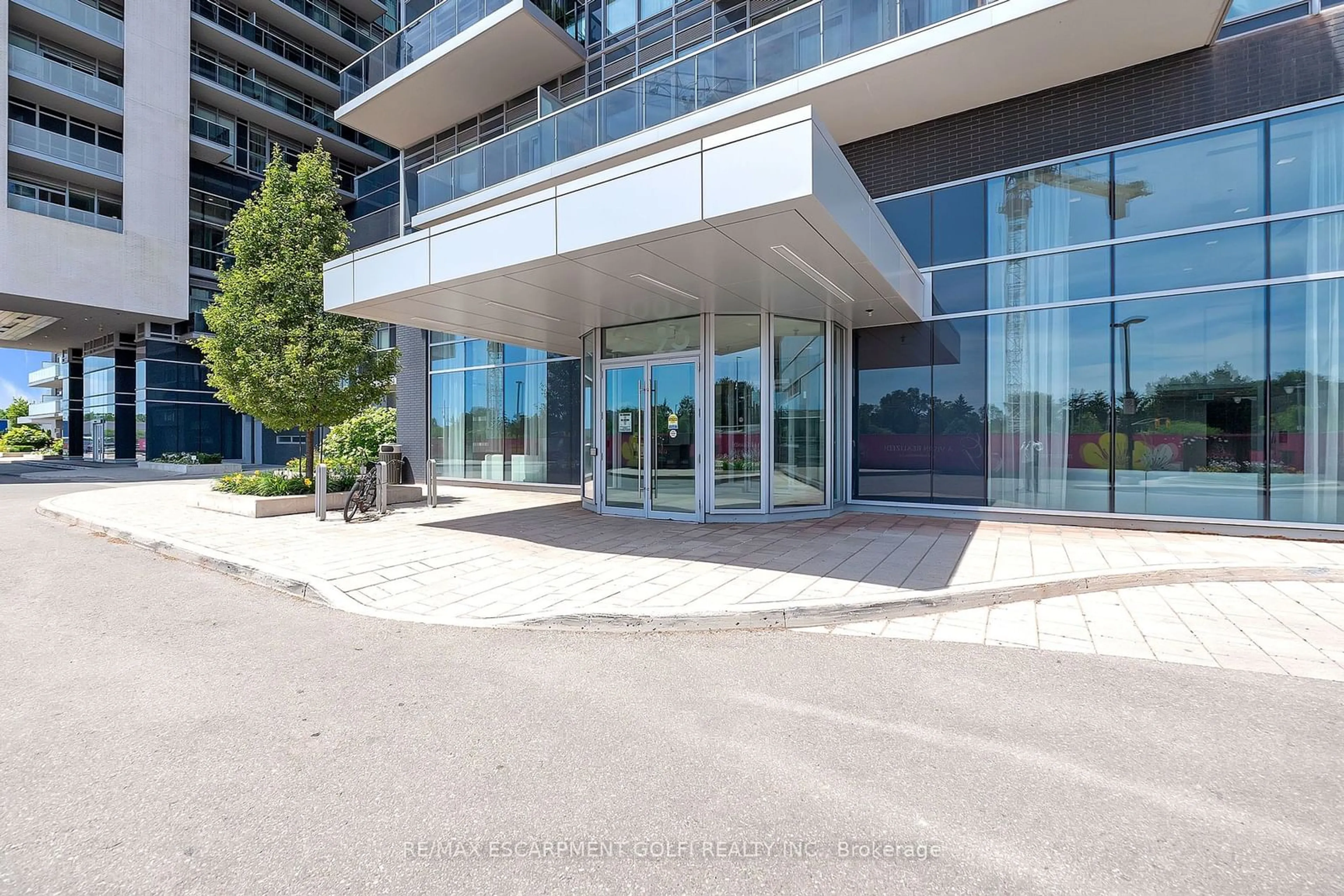 Indoor foyer for 2093 Fairview St #408, Burlington Ontario L7R 0B4