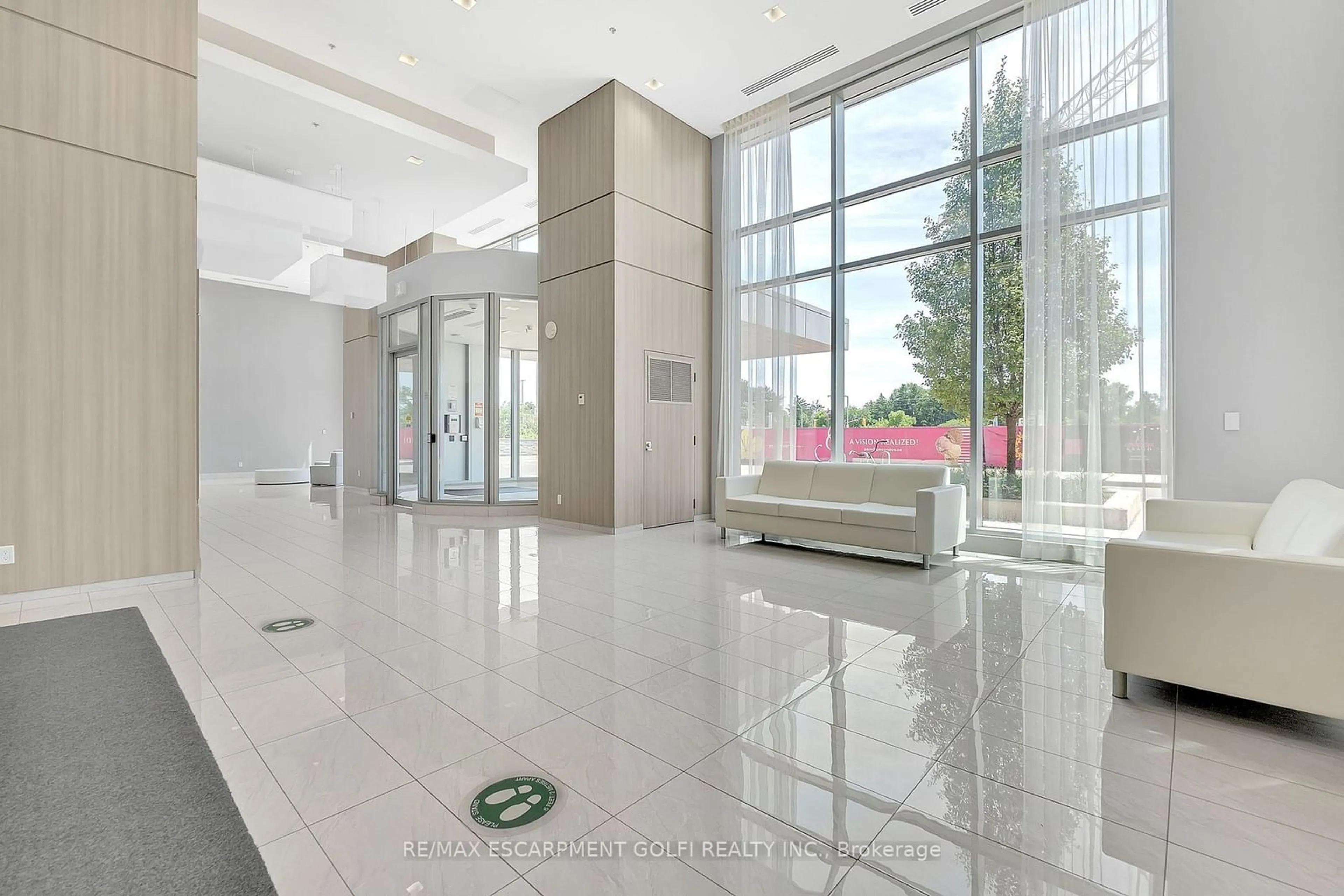 Indoor foyer for 2093 Fairview St #408, Burlington Ontario L7R 0B4