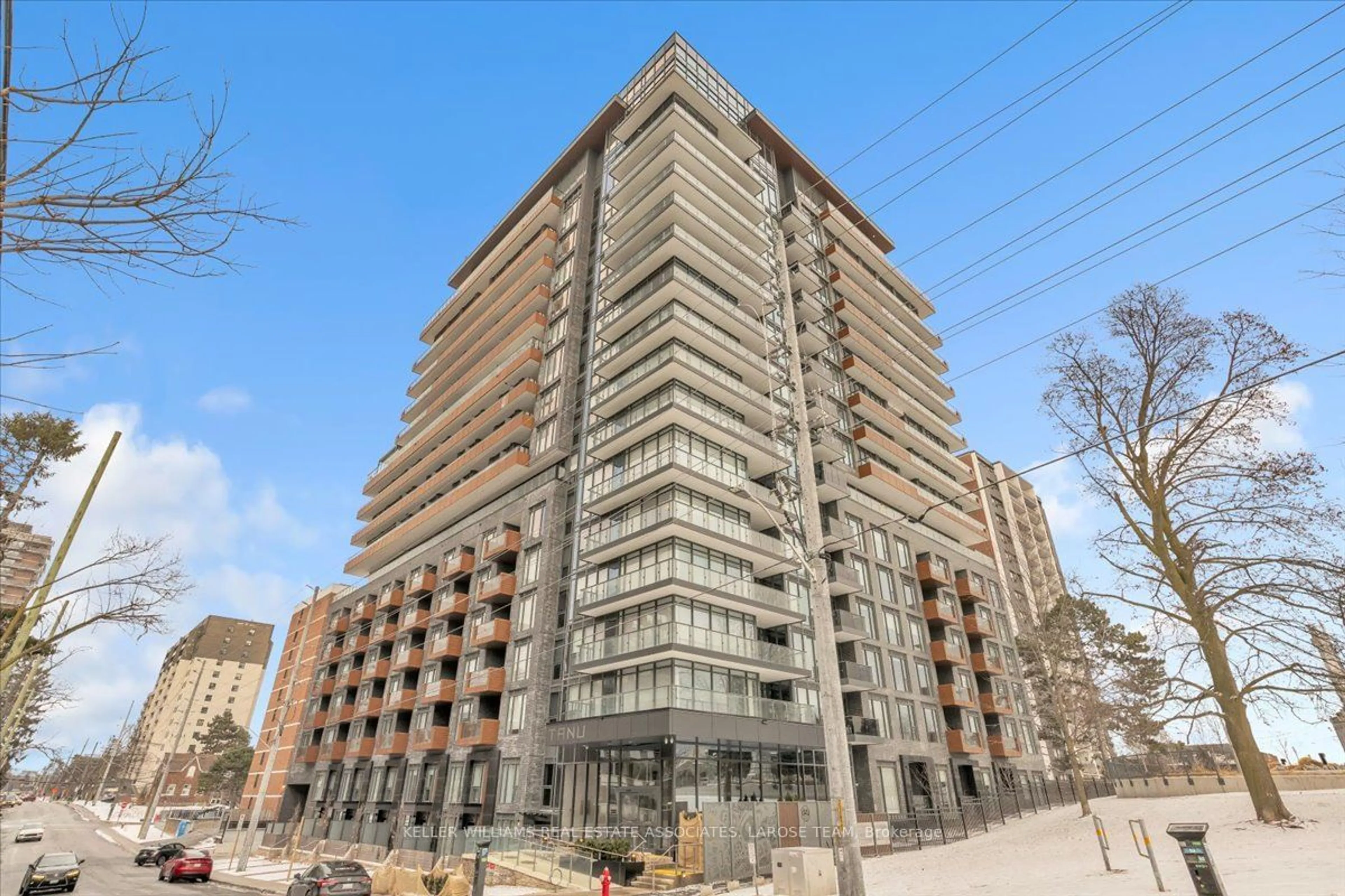 Patio, building for 21 Park St #305, Mississauga Ontario L5G 1L7