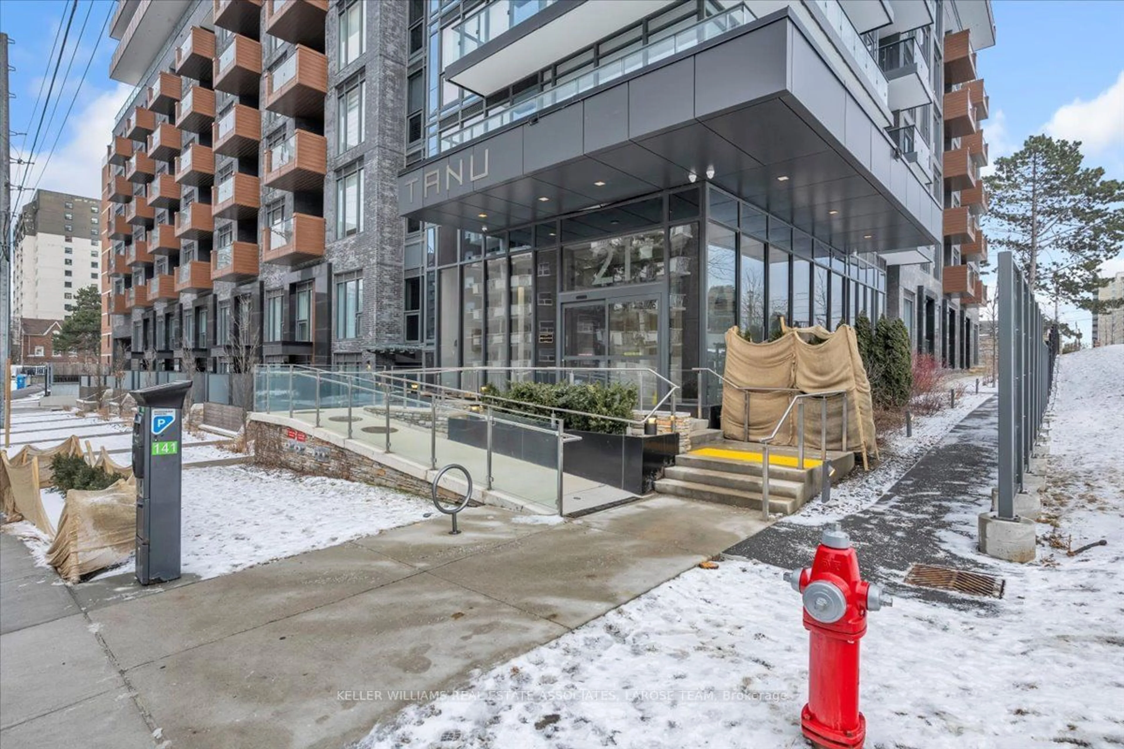 Indoor foyer for 21 Park St #305, Mississauga Ontario L5G 1L7