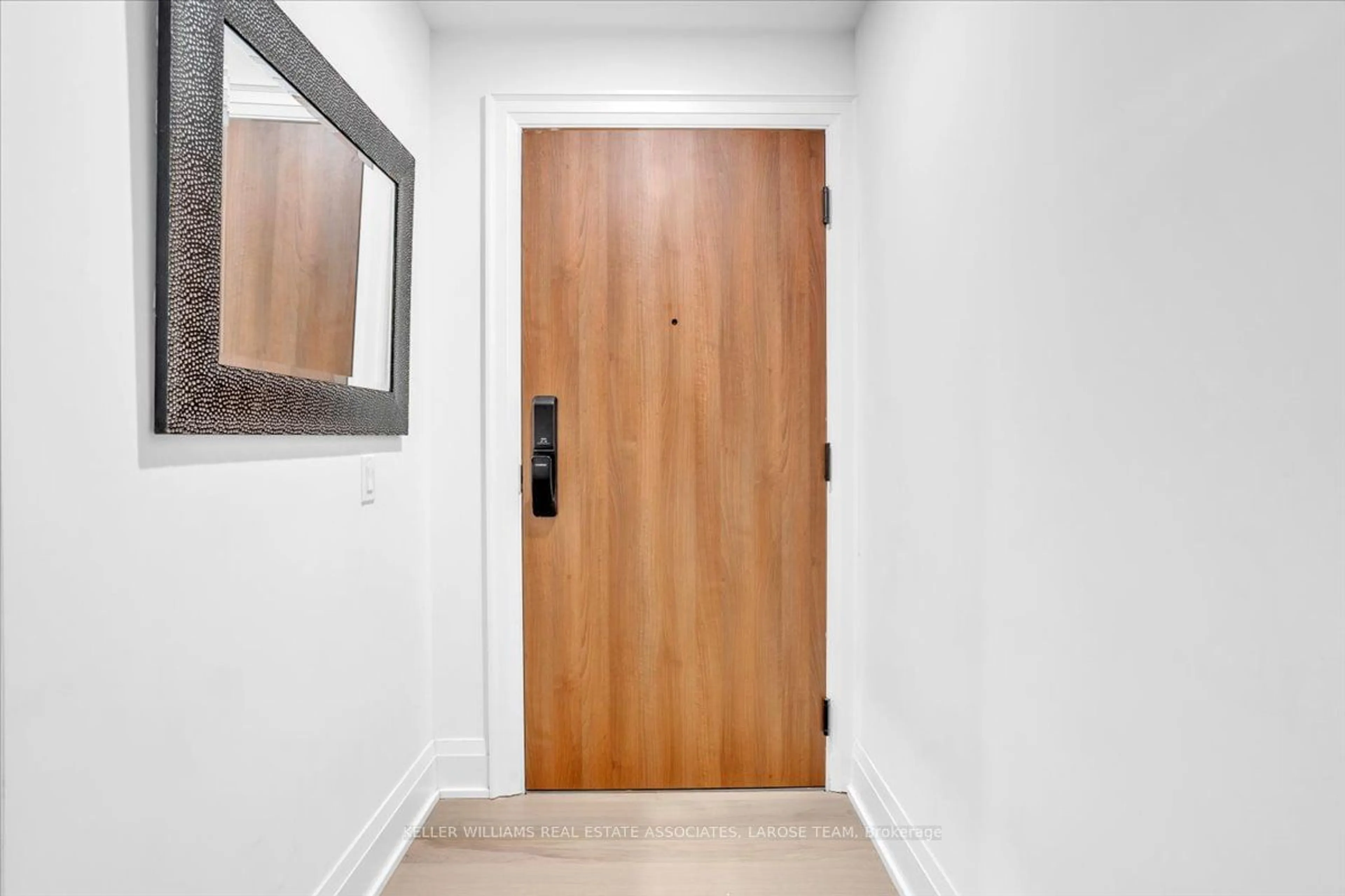 Indoor entryway for 21 Park St #305, Mississauga Ontario L5G 1L7