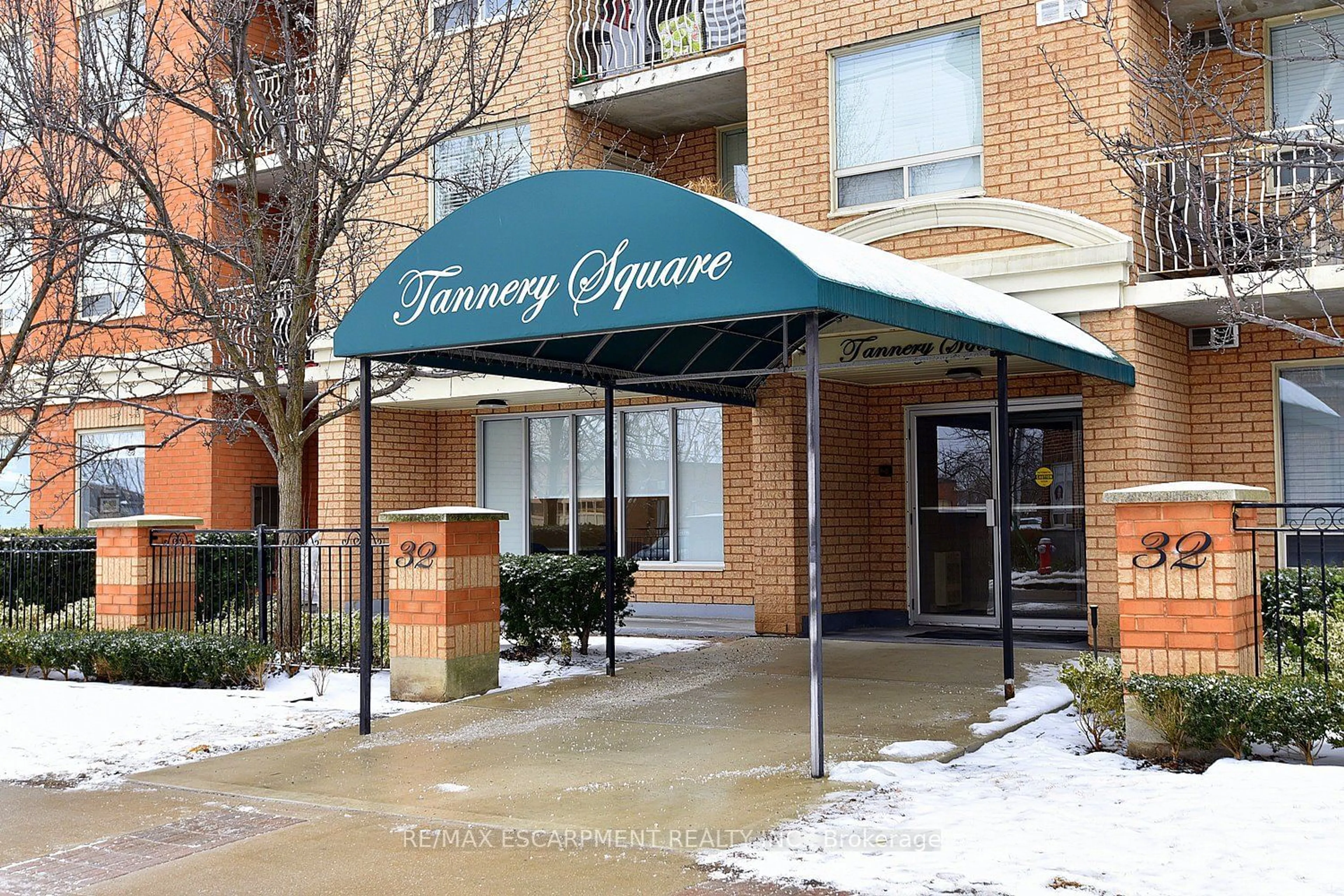 Indoor foyer for 32 Tannery St #508, Mississauga Ontario L5M 6T6