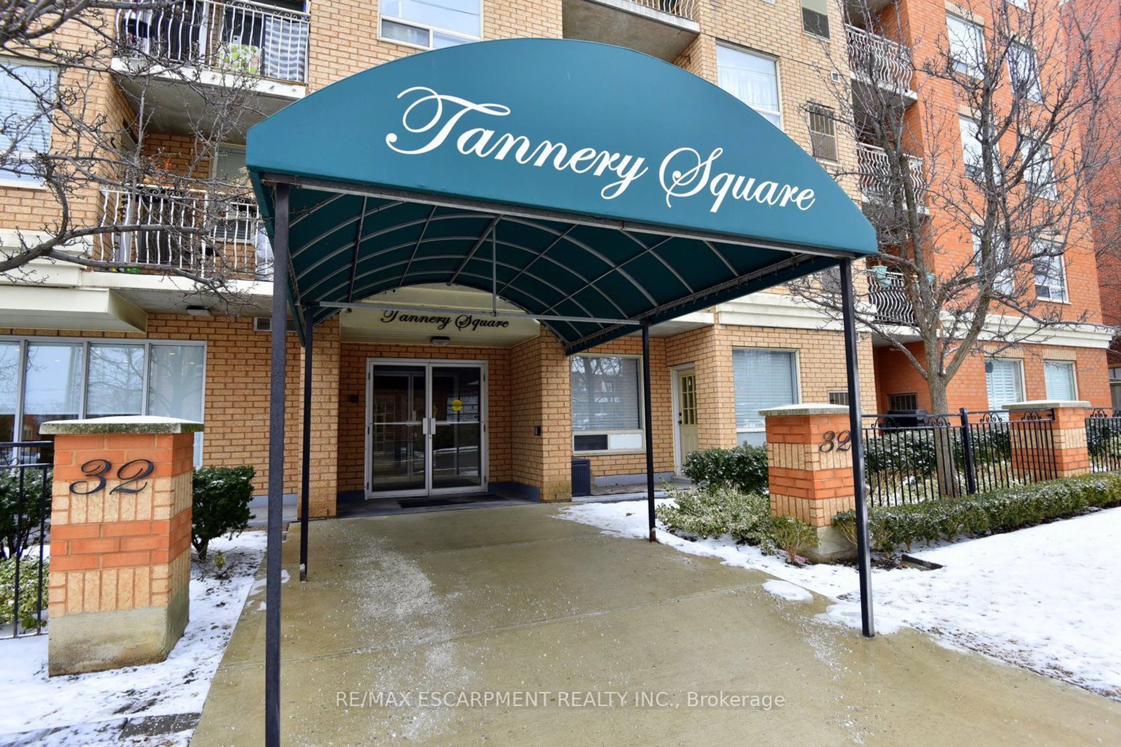 Indoor foyer for 32 Tannery St #508, Mississauga Ontario L5M 6T6