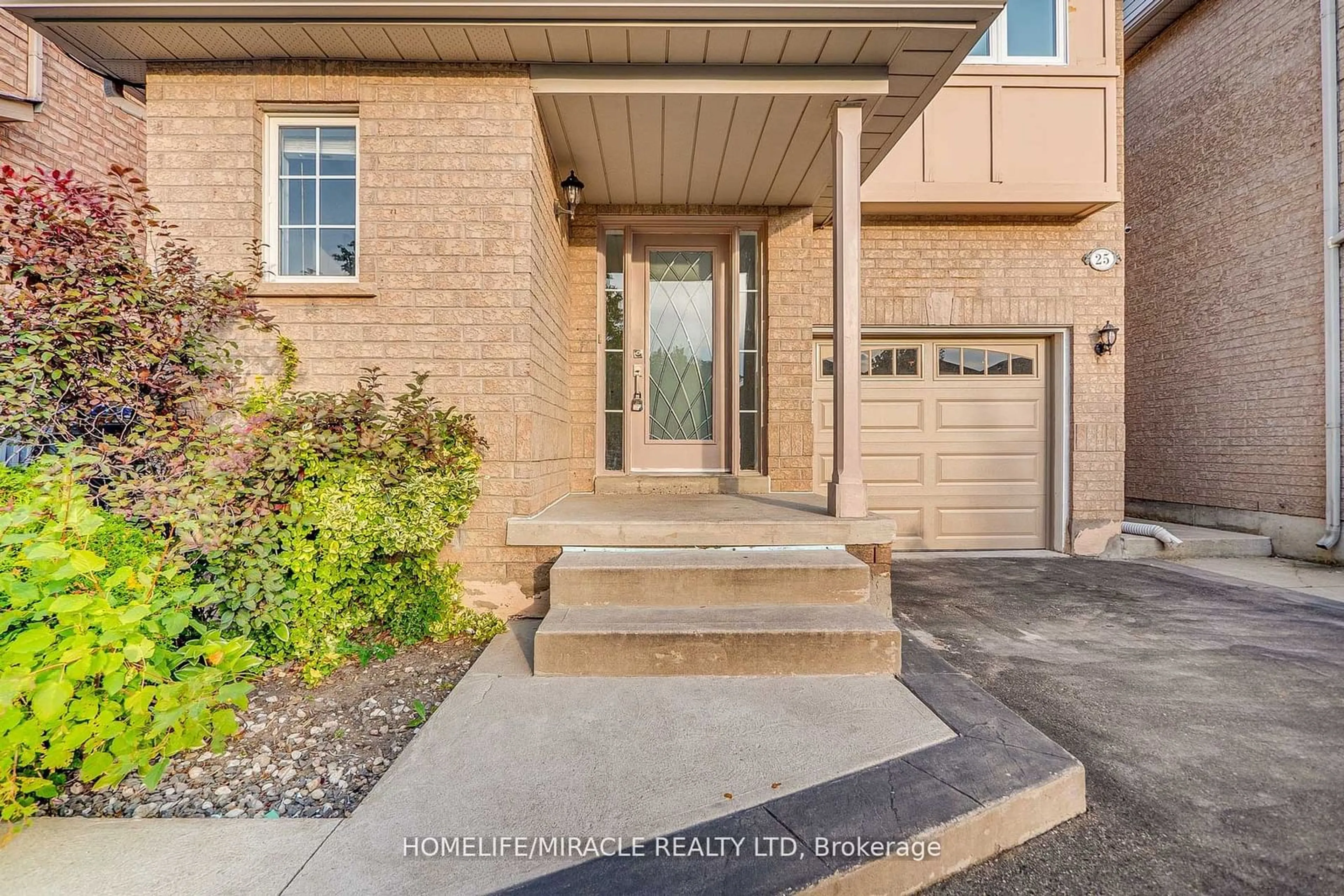 Indoor entryway for 25 Hillsburgh Dr, Brampton Ontario L6X 4Z5