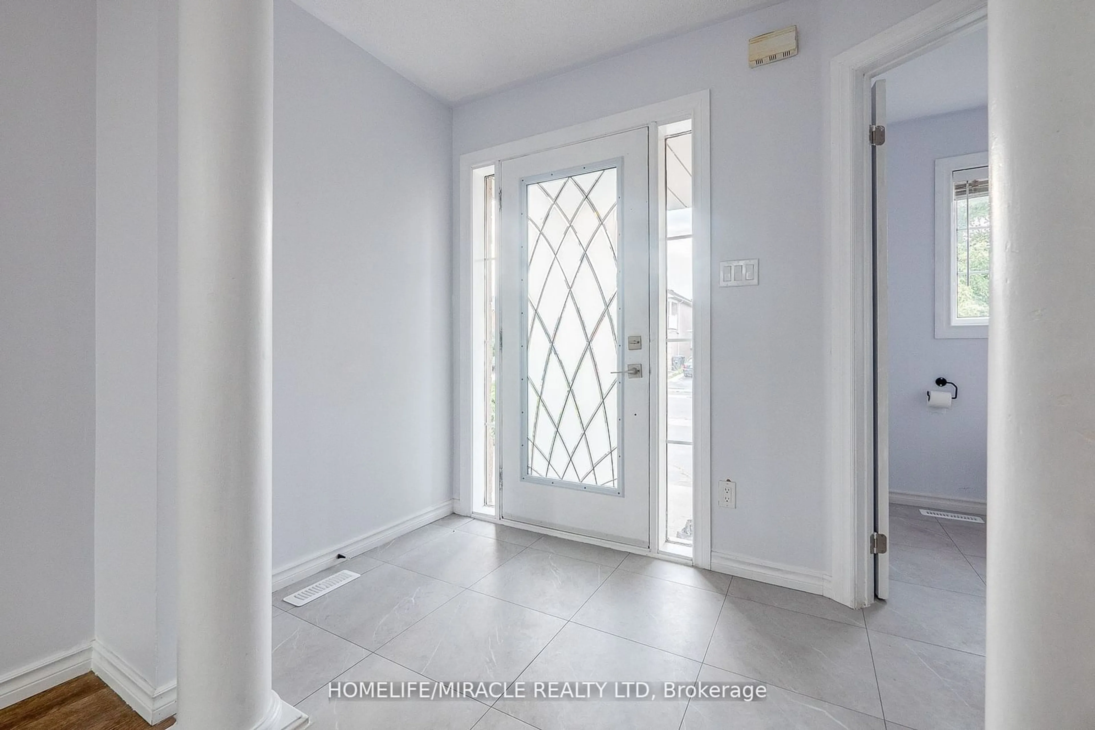 Indoor entryway for 25 Hillsburgh Dr, Brampton Ontario L6X 4Z5