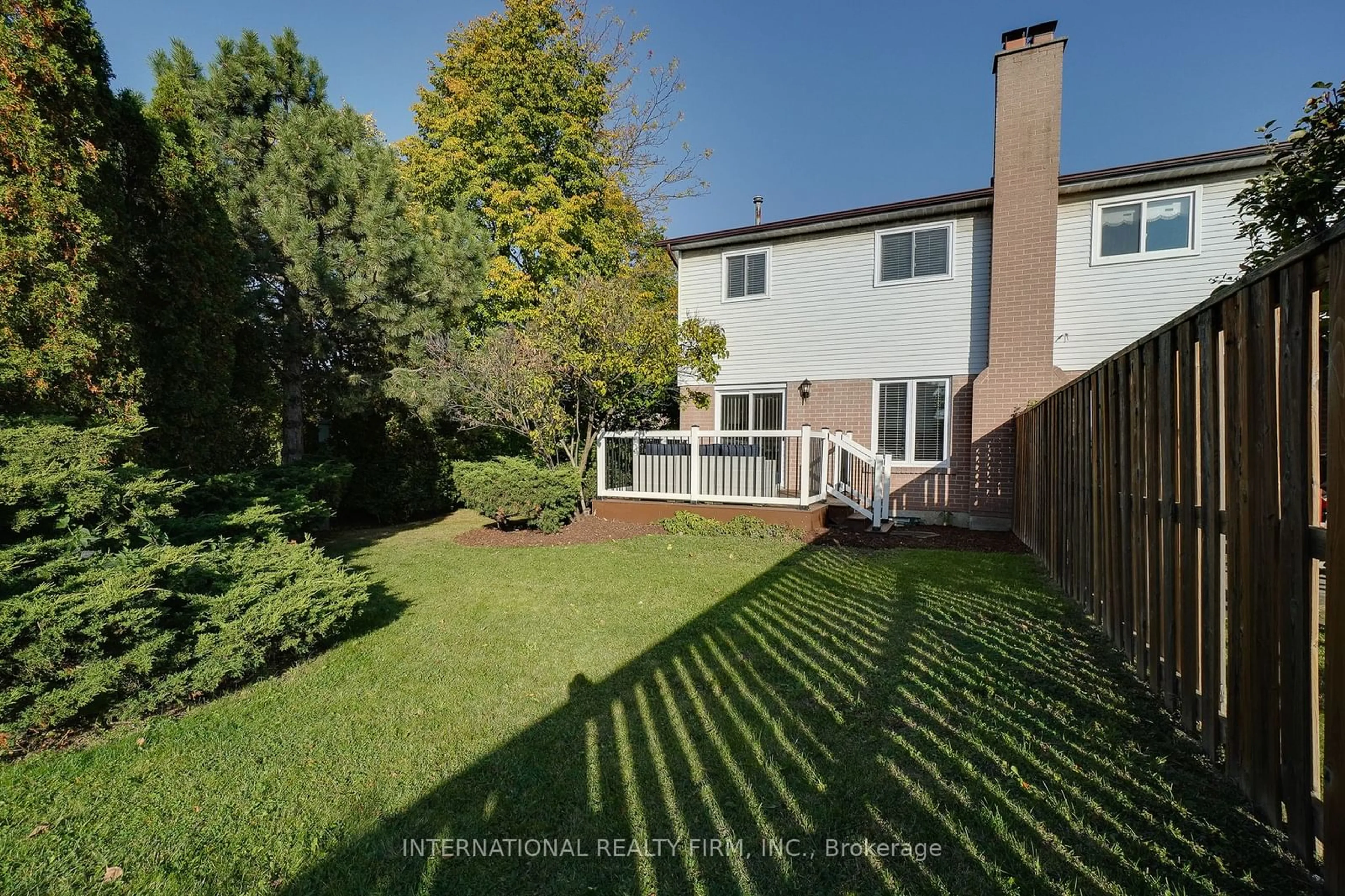 A pic from outside/outdoor area/front of a property/back of a property/a pic from drone, unknown for 760 Galloway Cres, Mississauga Ontario L5C 3Y2