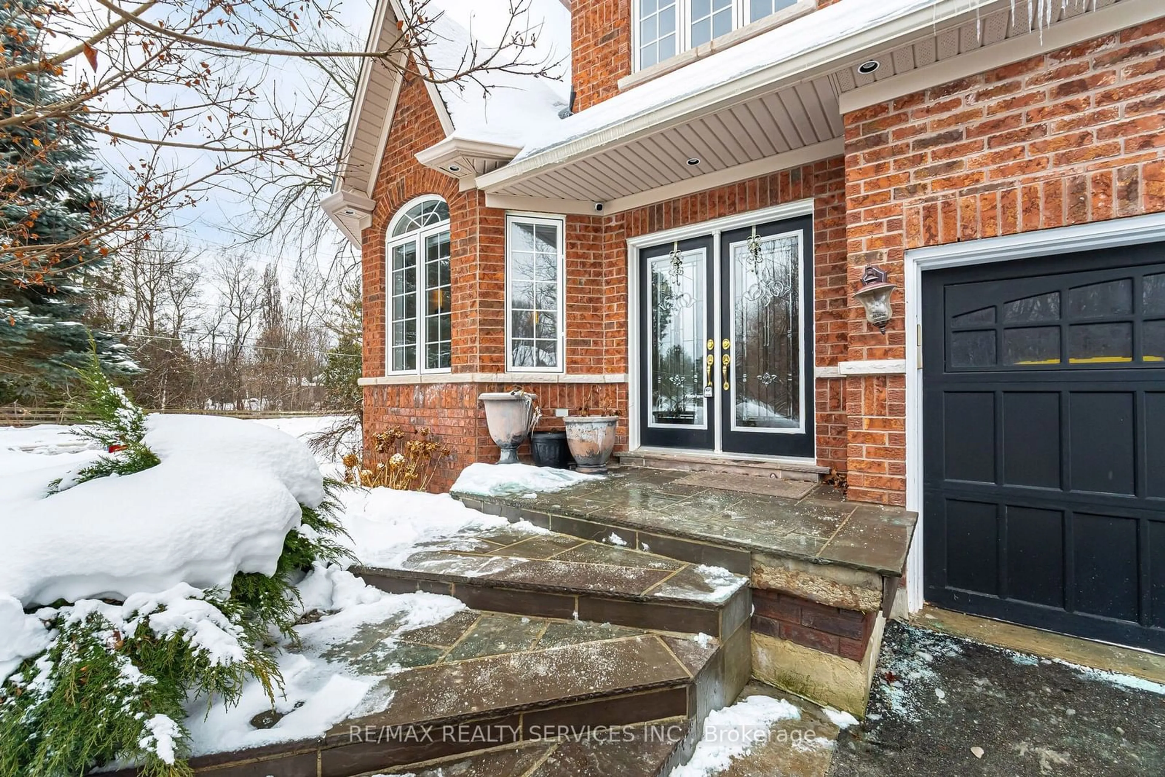 Home with brick exterior material, street for 2 Putney Rd, Caledon Ontario L7C 1R4